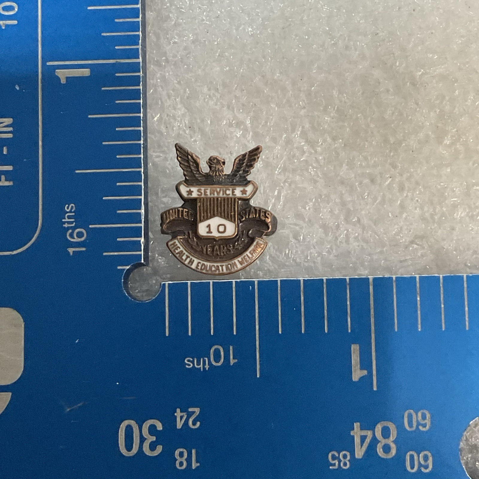 Vintage US Government Dept of Health Education Welfare 10 Year Service Award Pin - Image 4