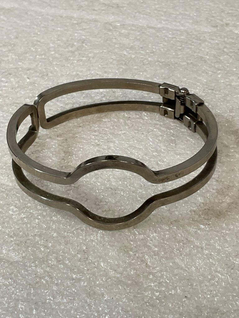 Vintage Modernist Stainless Steel Spring Close Bangle Bracelet 6" Hinged 23.5g - Image 1