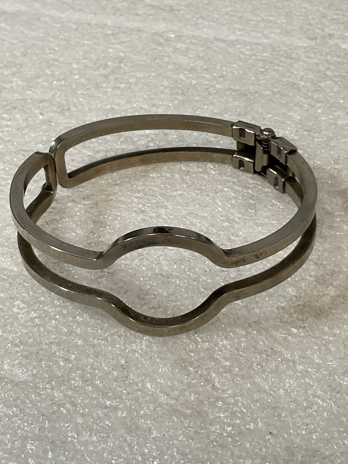 Vintage Modernist Stainless Steel Spring Close Bangle Bracelet 6" Hinged 23.5g - Image 1