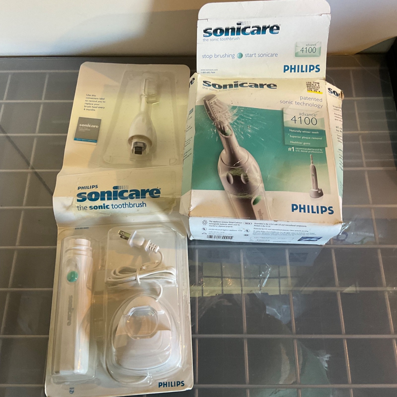 Philips Sonicare Advance 4100 HX4101 Toothbrush Unused Damaged Box - Image 1