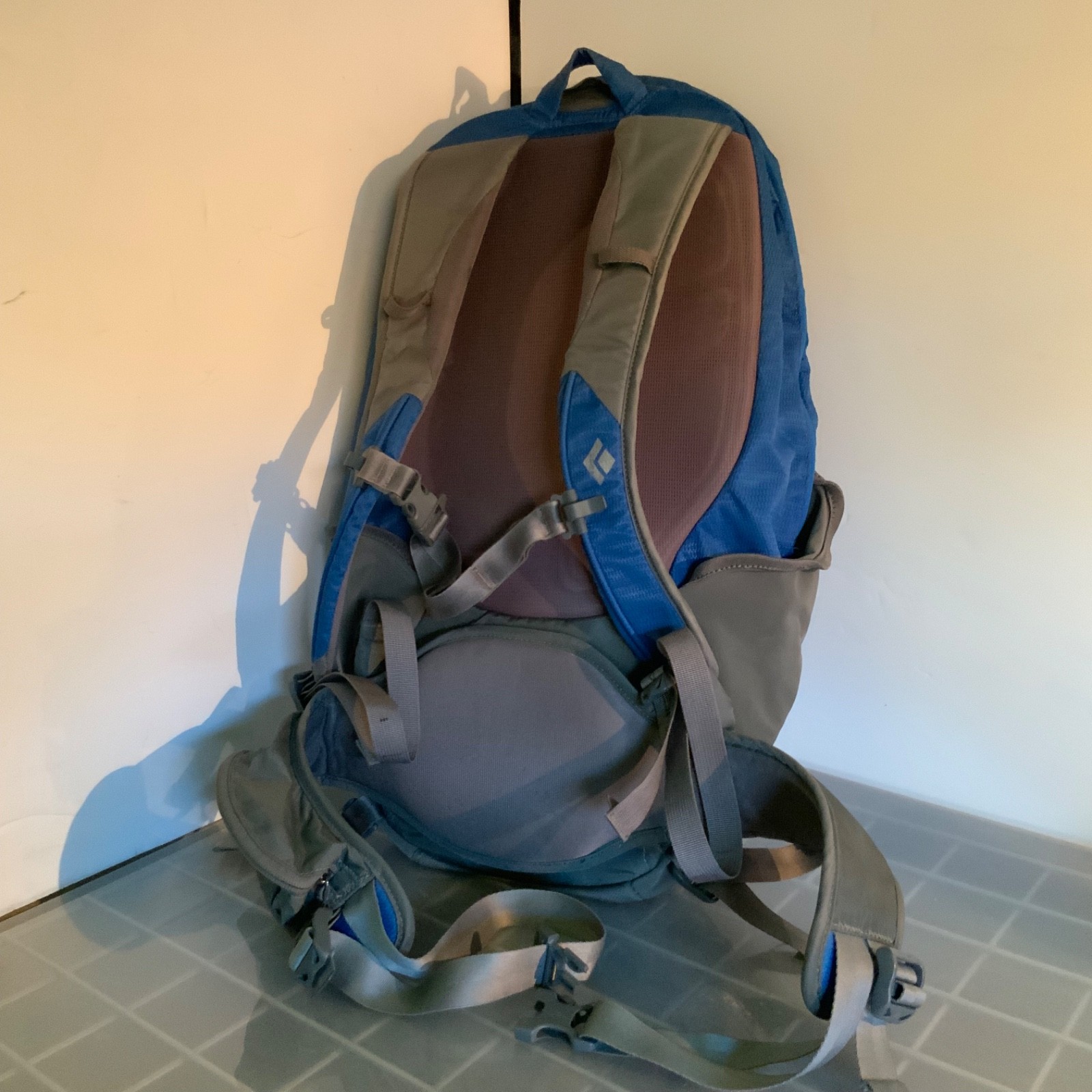 Black Diamond Sonic Hiking Backpack Blue Gray Padded Hip Belt Bungee - Image 3
