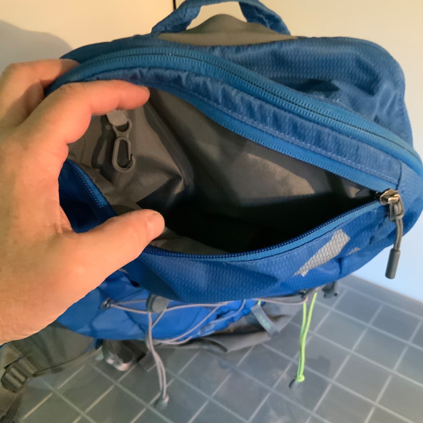 Black Diamond Sonic Hiking Backpack Blue Gray Padded Hip Belt Bungee - Image 6