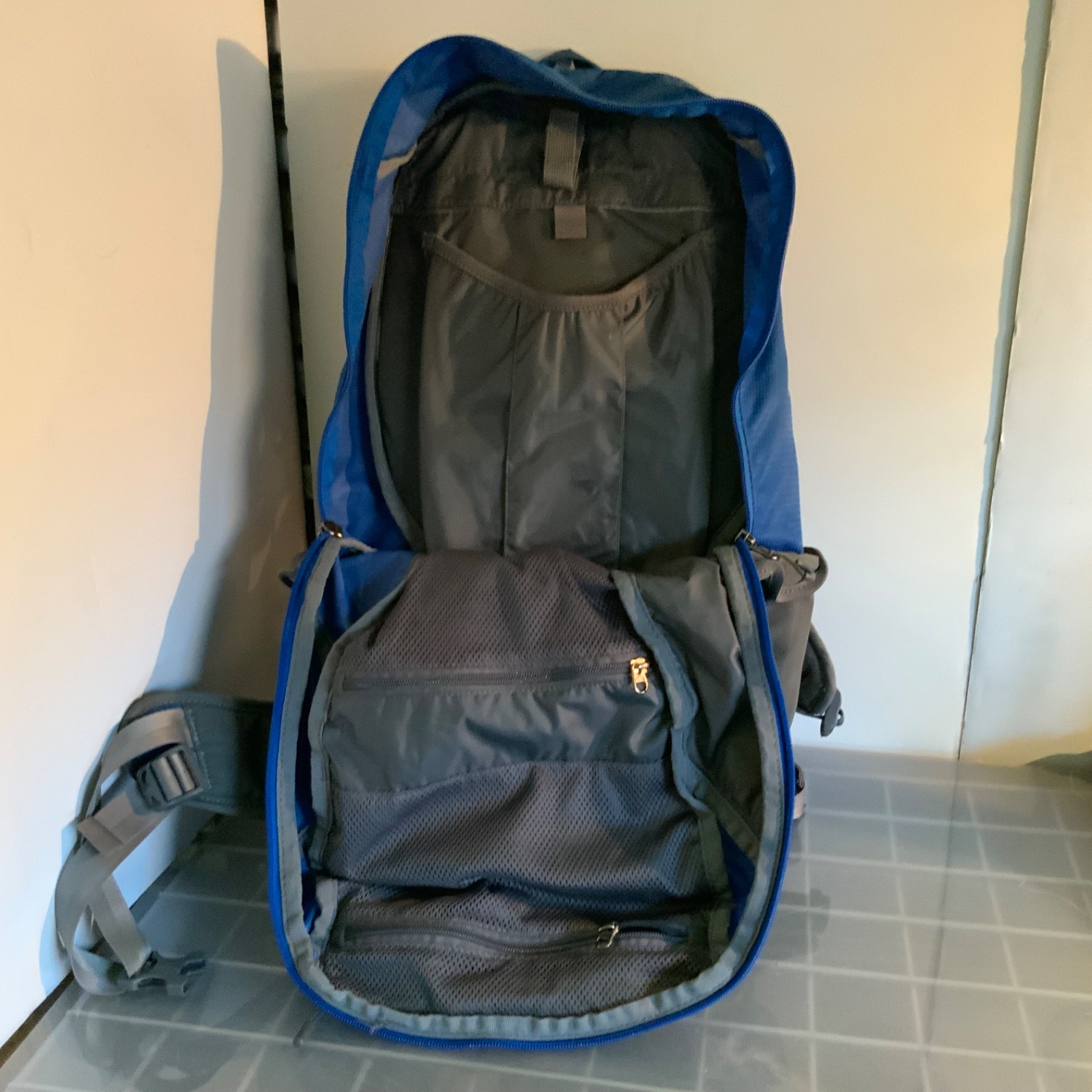 Black Diamond Sonic Hiking Backpack Blue Gray Padded Hip Belt Bungee - Image 7