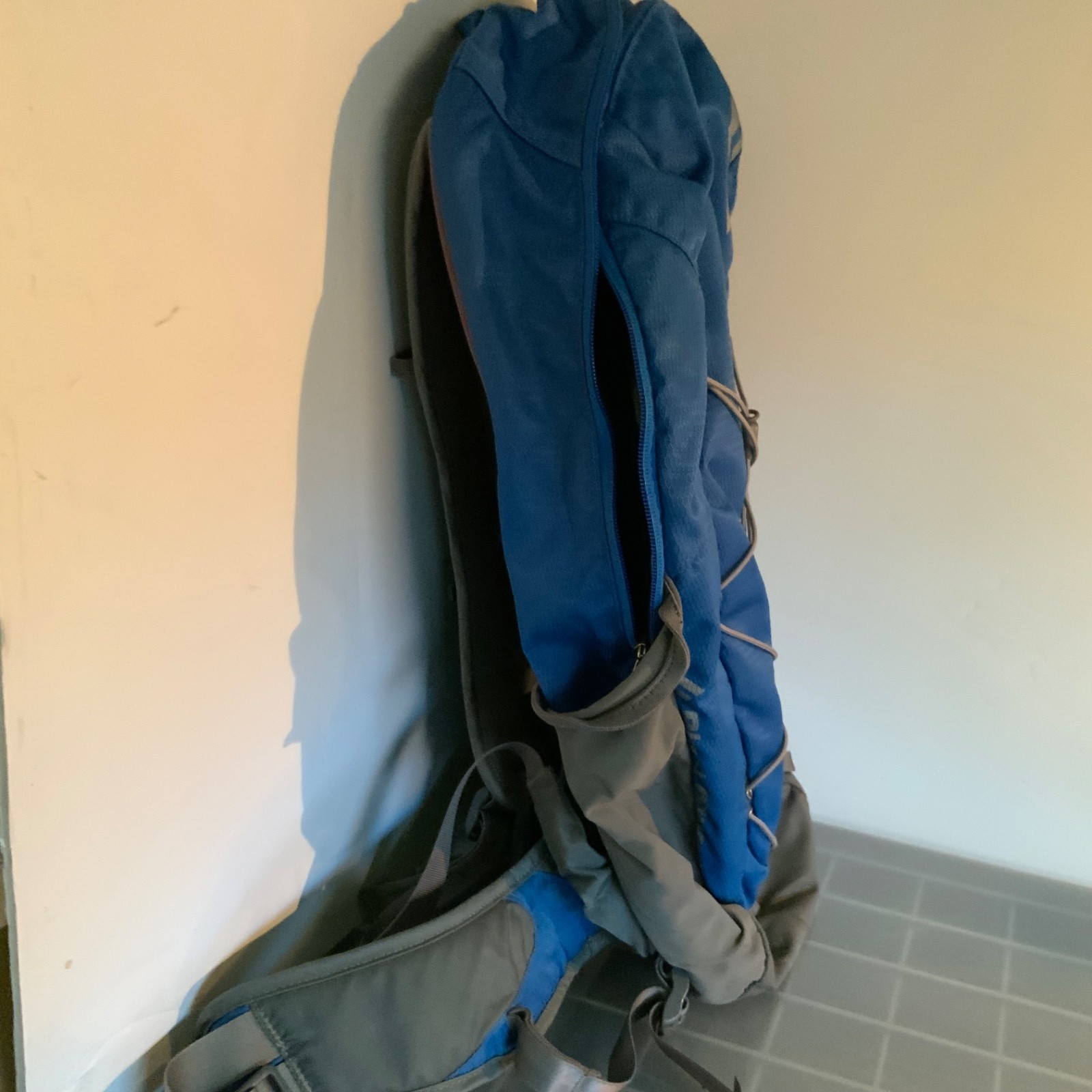 Black Diamond Sonic Hiking Backpack Blue Gray Padded Hip Belt Bungee - Image 10