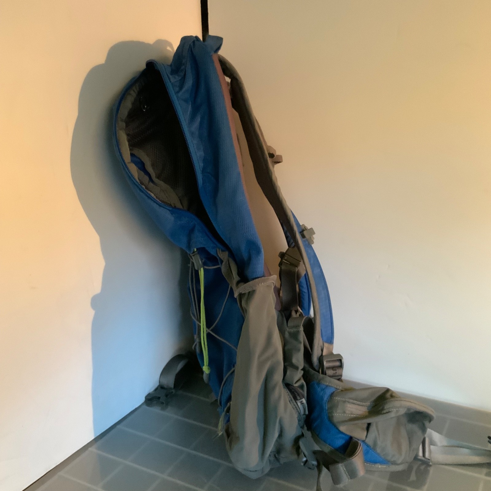 Black Diamond Sonic Hiking Backpack Blue Gray Padded Hip Belt Bungee - Image 11