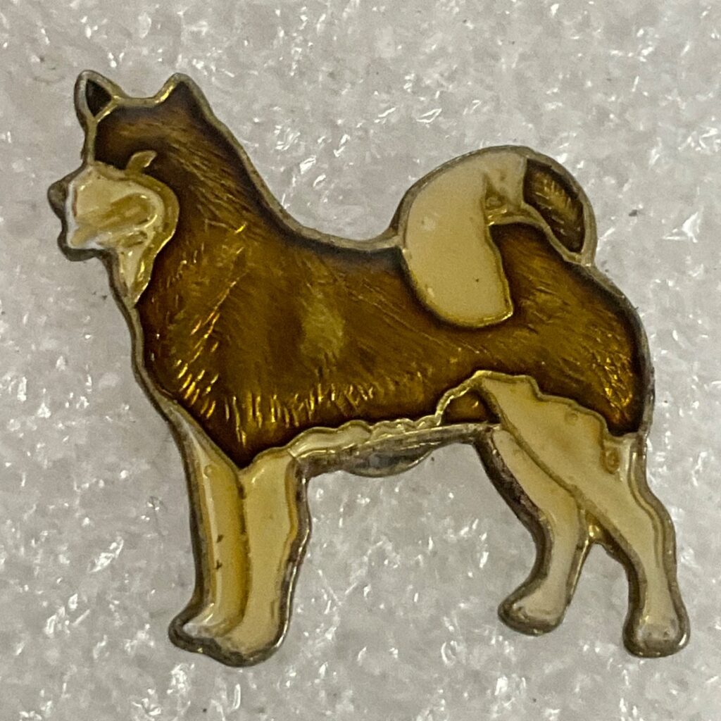 Vintage Akita Dog Pin Brown White Enamel 1in Lapel Tie Tack Gold Tone 9.7g - Image 1