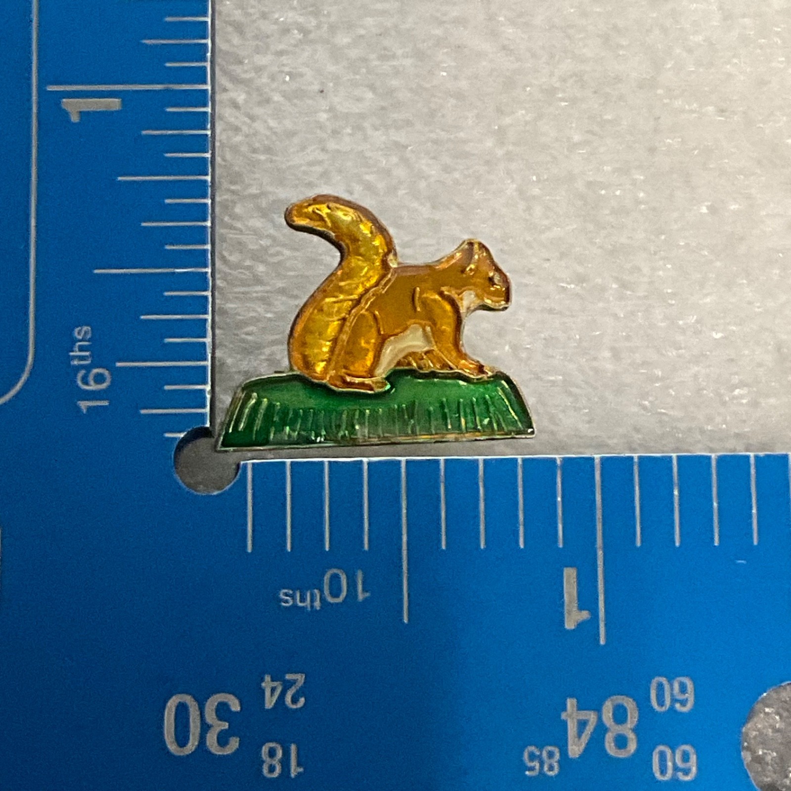 Vintage Gold Tone Squirrel Pin 0.75in Enamel Lapel Brooch Green Grass Design - Image 3
