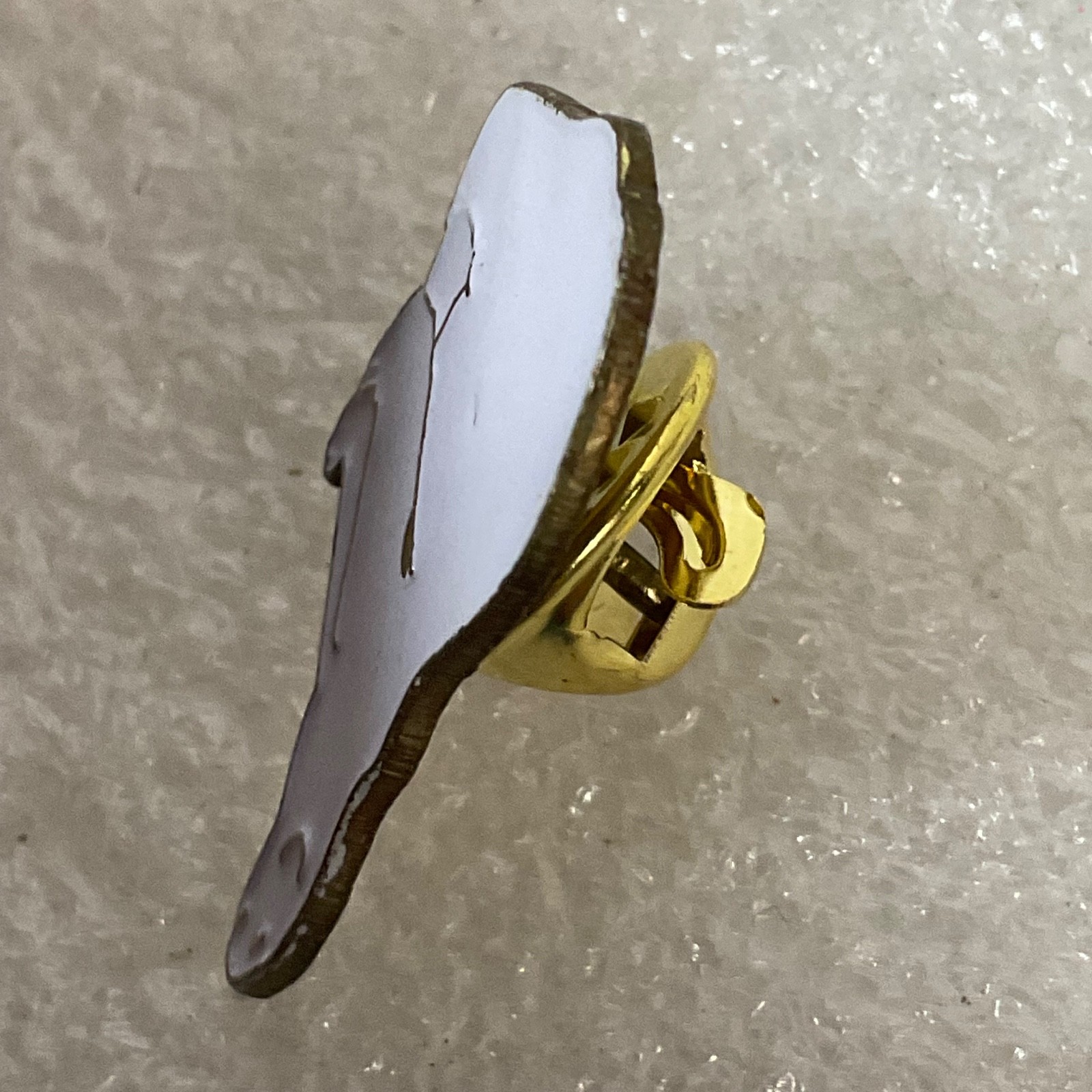 Vintage White Polar Bear Pin 1in Gold Tone Outline Enamel Lapel Brooch 10.65g - Image 6