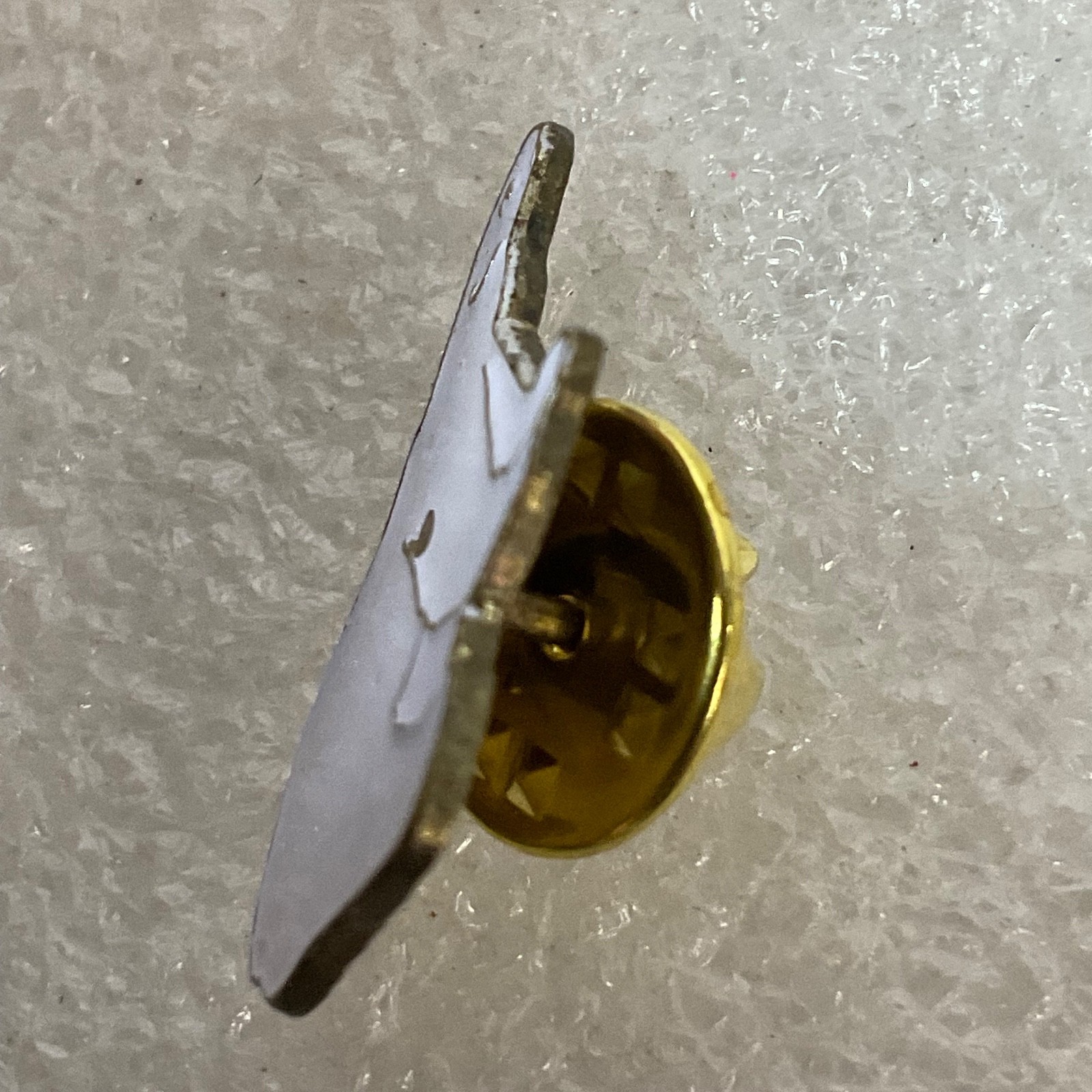 Vintage White Polar Bear Pin 1in Gold Tone Outline Enamel Lapel Brooch 10.65g - Image 7