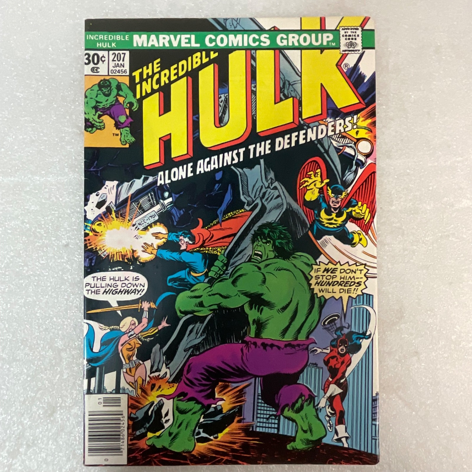 The Incredible Hulk #207 Jan 1977 Marvel Comic Book Defenders Storyline - Image 1