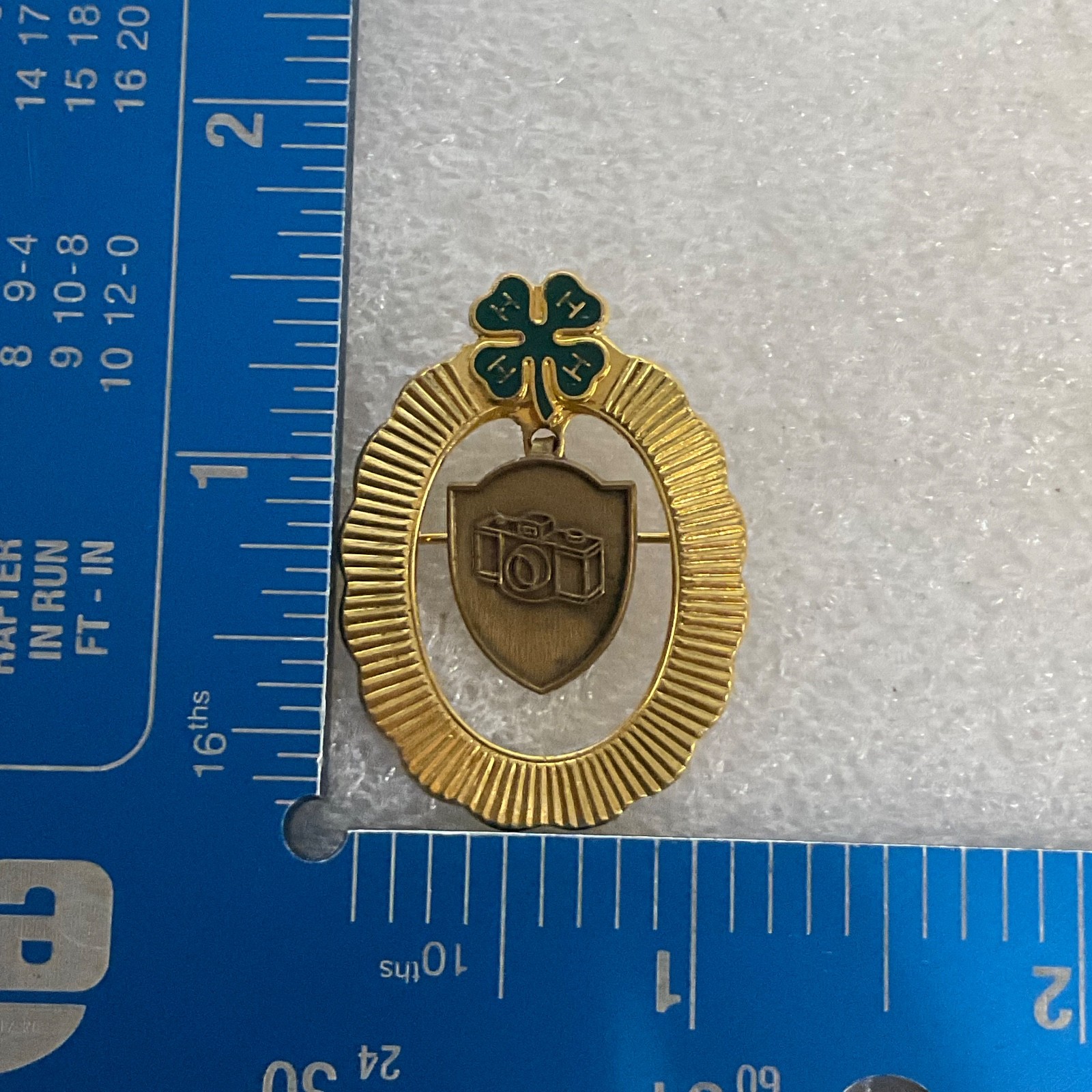 Vintage 4-H Photography Pin Gold Tone Camera Emblem Green Clover 1.75in 7.16g - Image 3