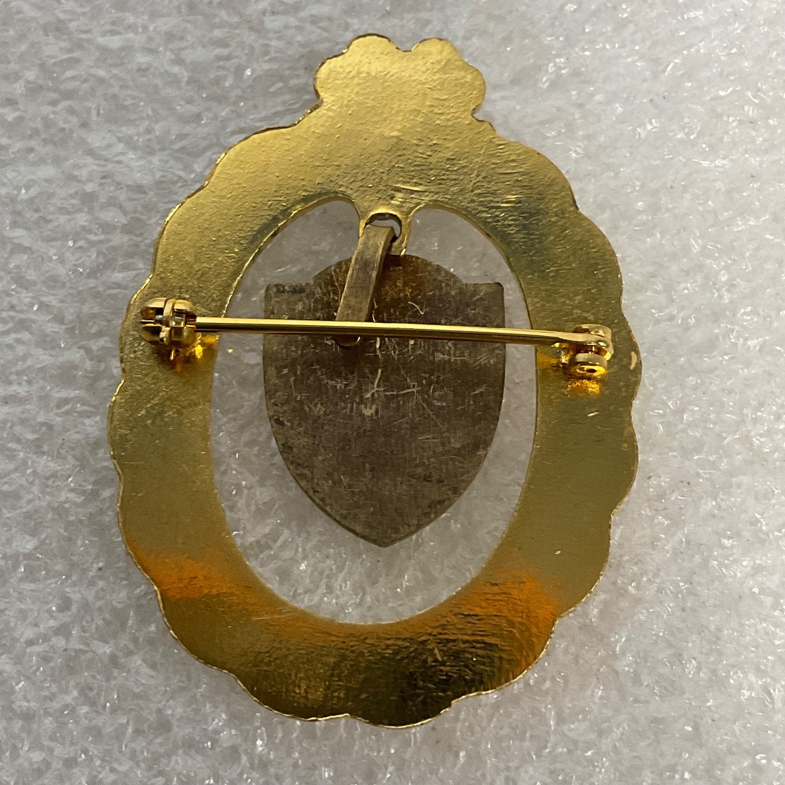 Vintage 4-H Photography Pin Gold Tone Camera Emblem Green Clover 1.75in 7.16g - Image 2