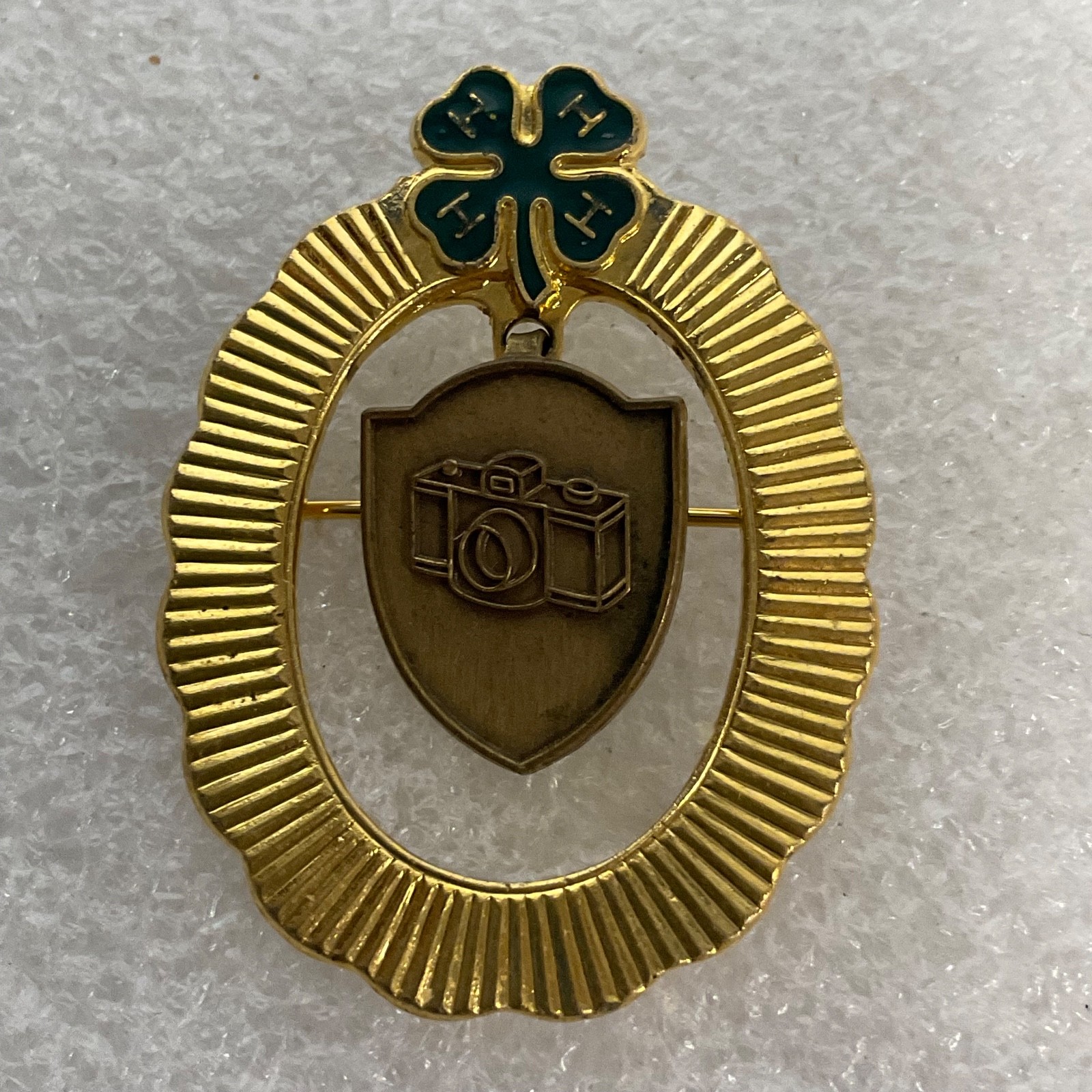Vintage 4-H Photography Pin Gold Tone Camera Emblem Green Clover 1.75in 7.16g - Image 1