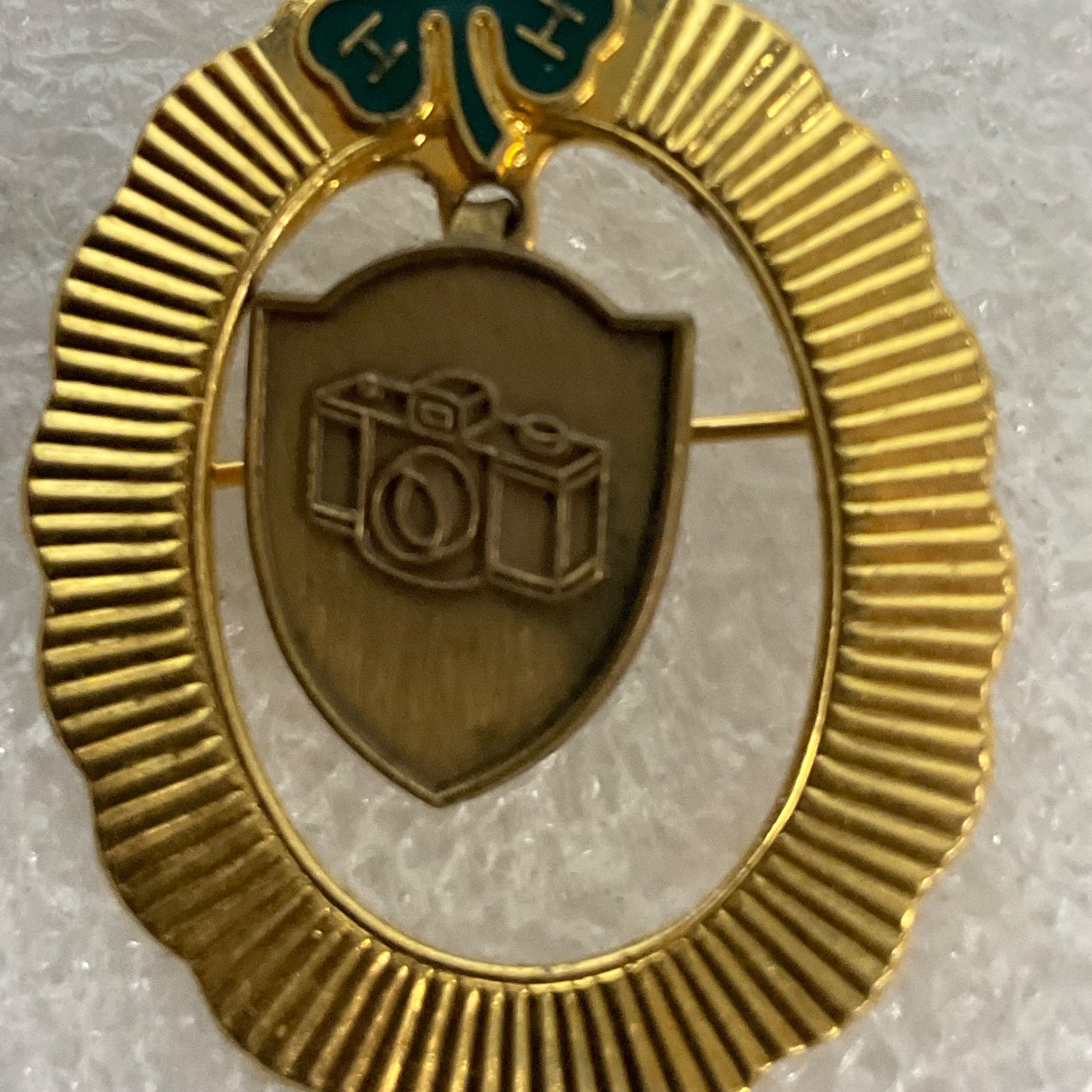 Vintage 4-H Photography Pin Gold Tone Camera Emblem Green Clover 1.75in 7.16g - Image 4