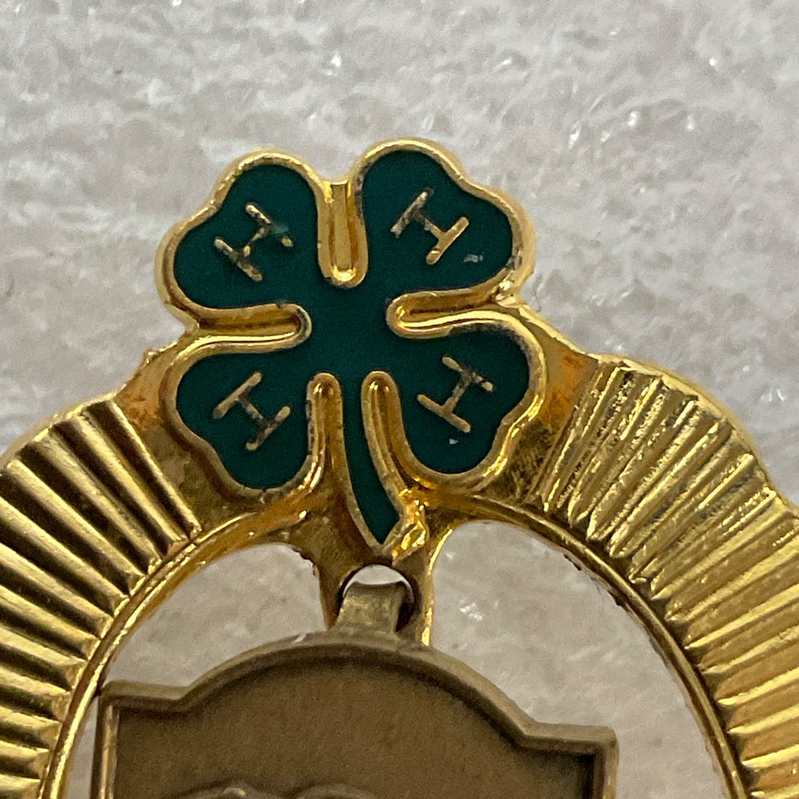 Vintage 4-H Photography Pin Gold Tone Camera Emblem Green Clover 1.75in 7.16g - Image 5