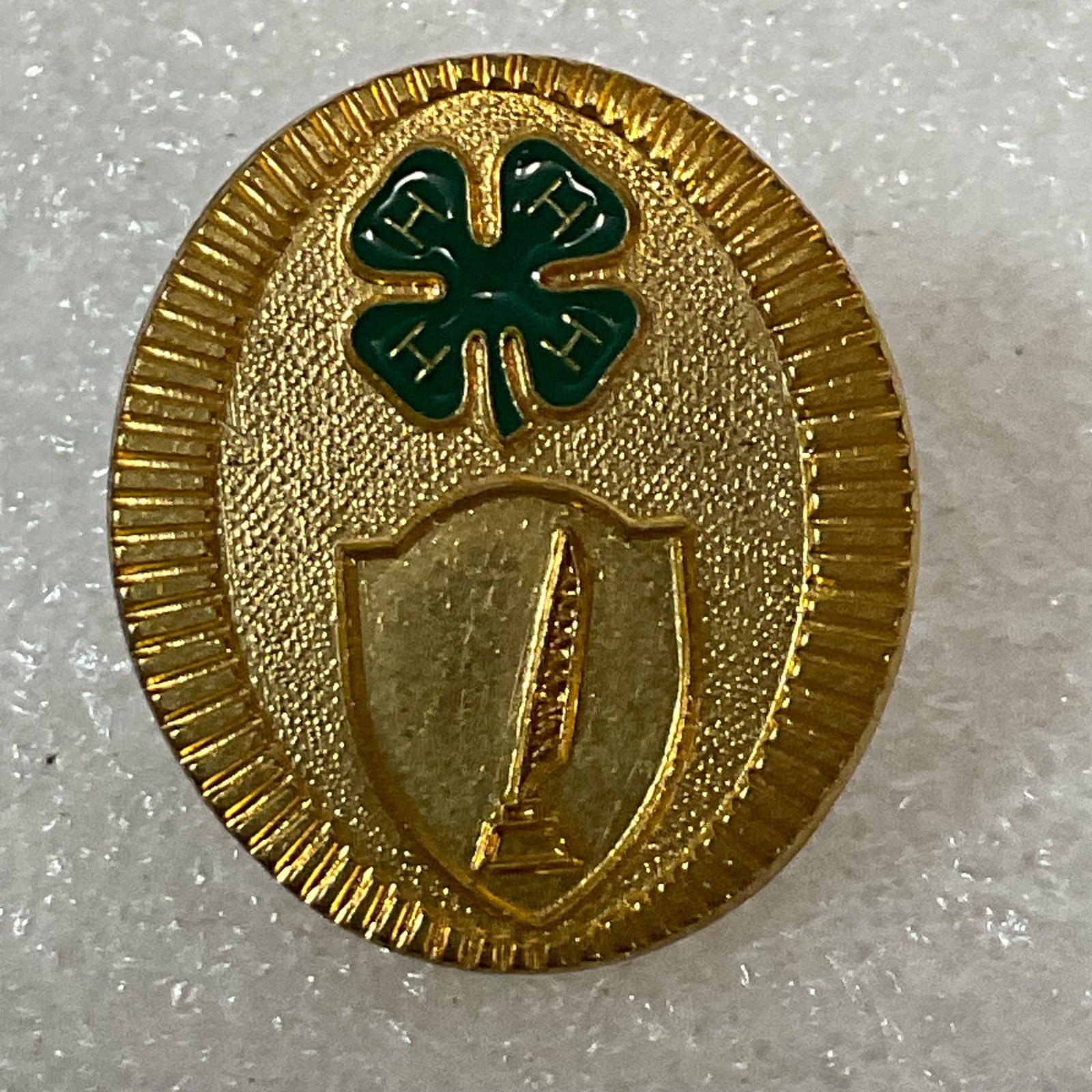Vintage 4-H Quill Pen Writing Award Pin Gold Tone Green Clover 1in 5.86g - Image 1