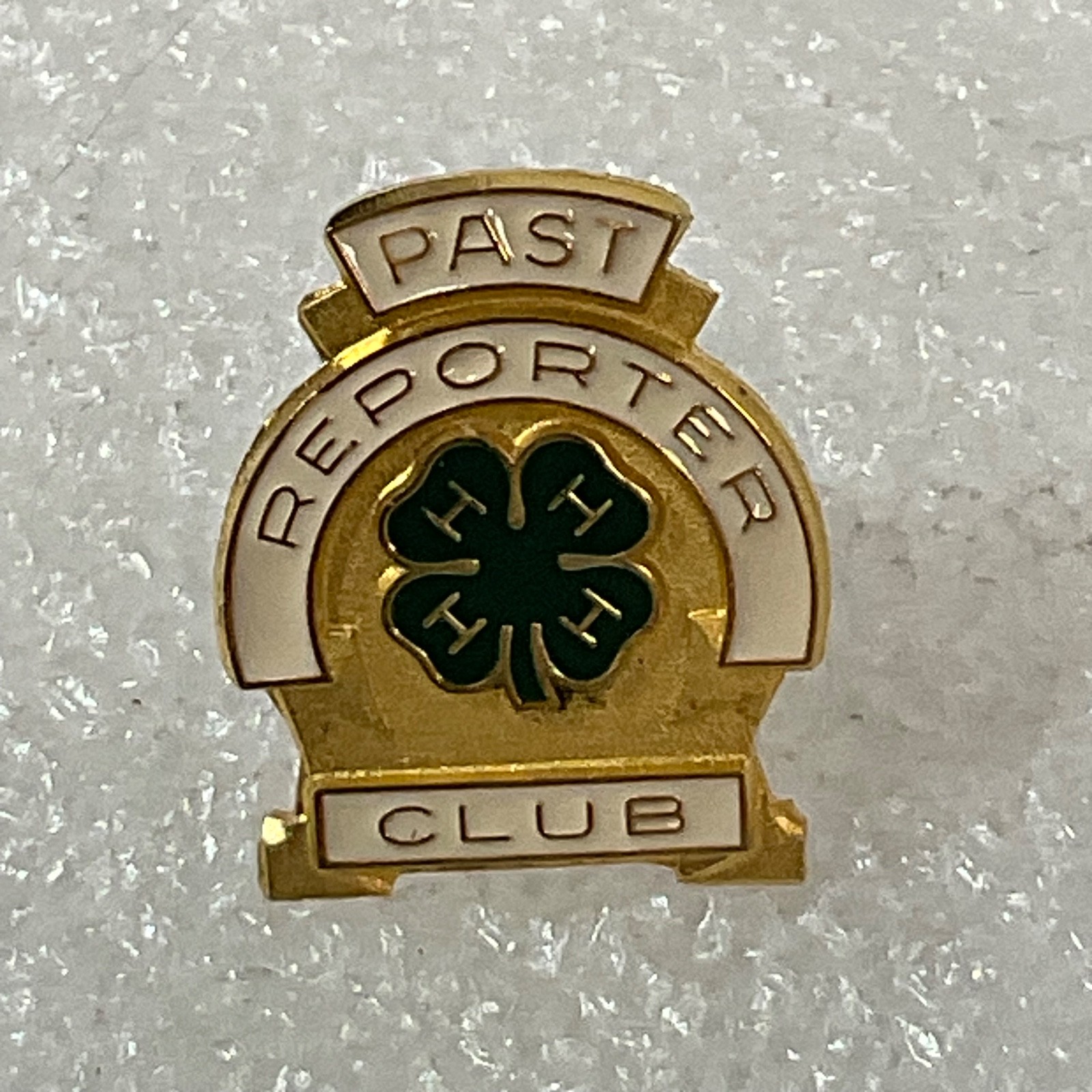 Vintage 4-H Past Reporter Club Pin Gold Tone Clover Emblem 0.75in 2.35g - Image 1