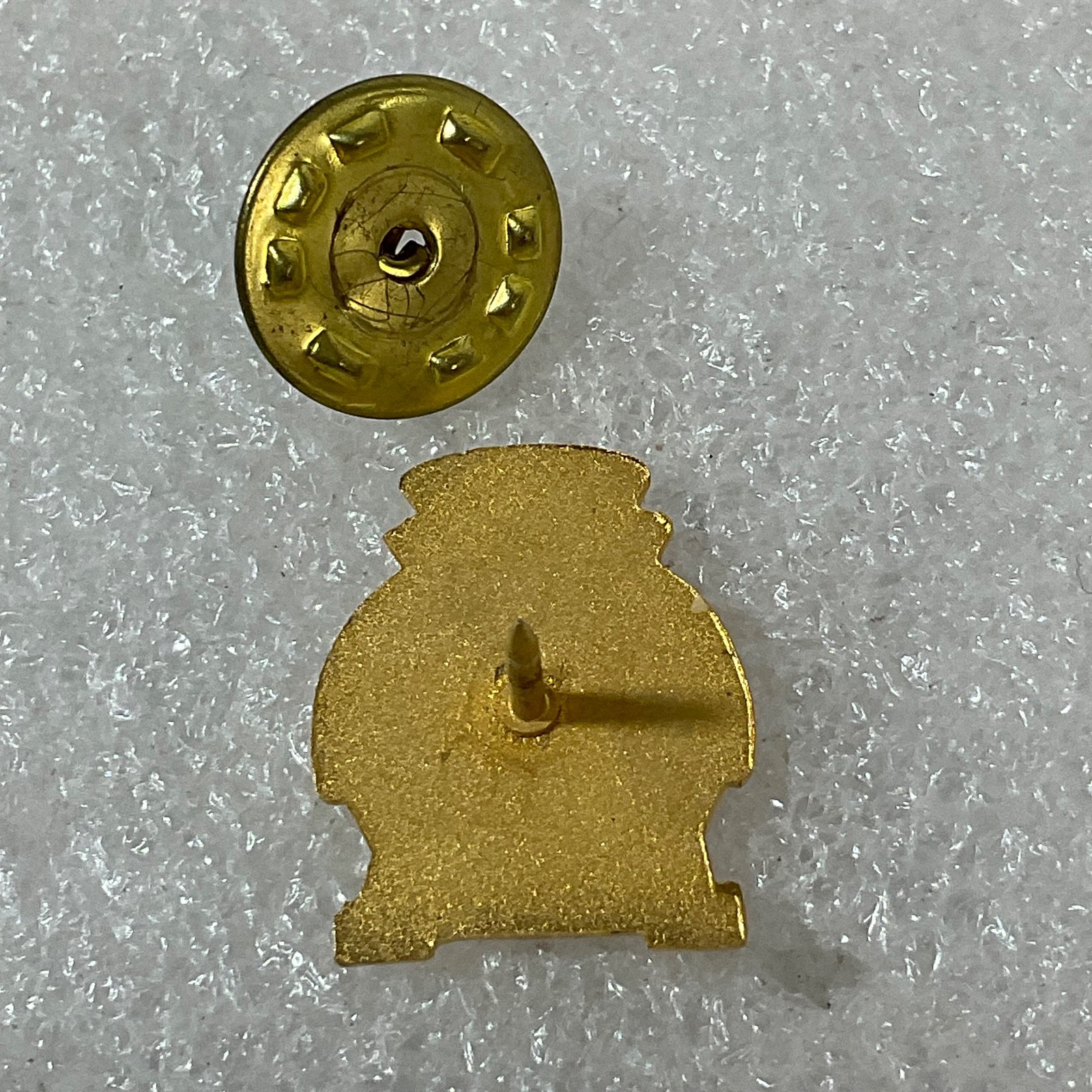 Vintage 4-H Past Reporter Club Pin Gold Tone Clover Emblem 0.75in 2.35g - Image 2