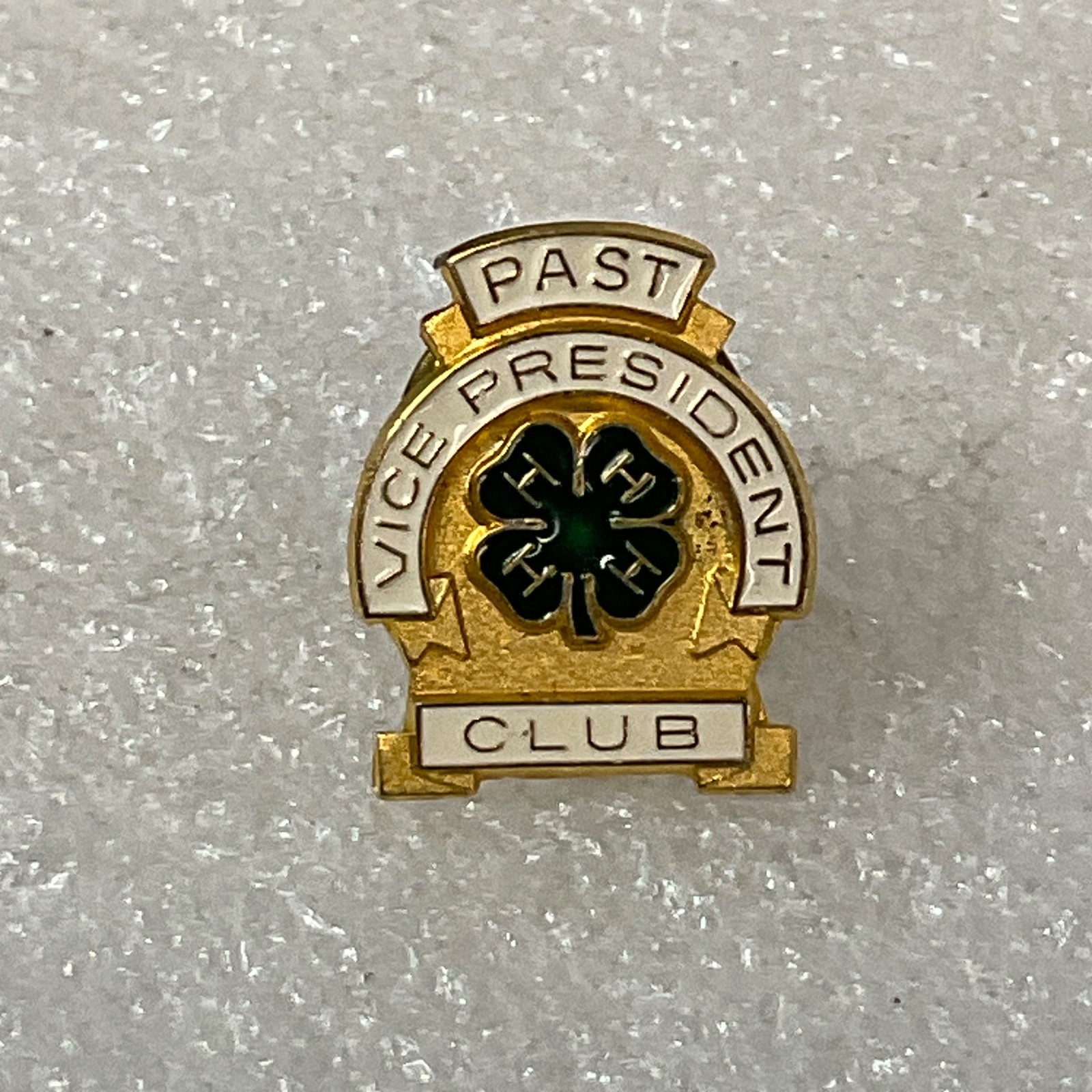 Vintage 4-H Past Vice President Pin Gold Tone Green Clover Club Award 0.75in - Image 1