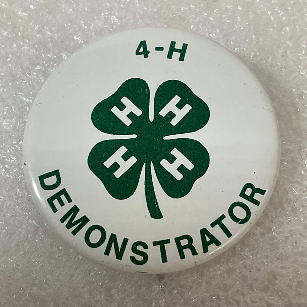 Vintage 4-H Demonstrator Pinback Button 1.75in Green Clover Emblem 3.25g Collect - Image 1