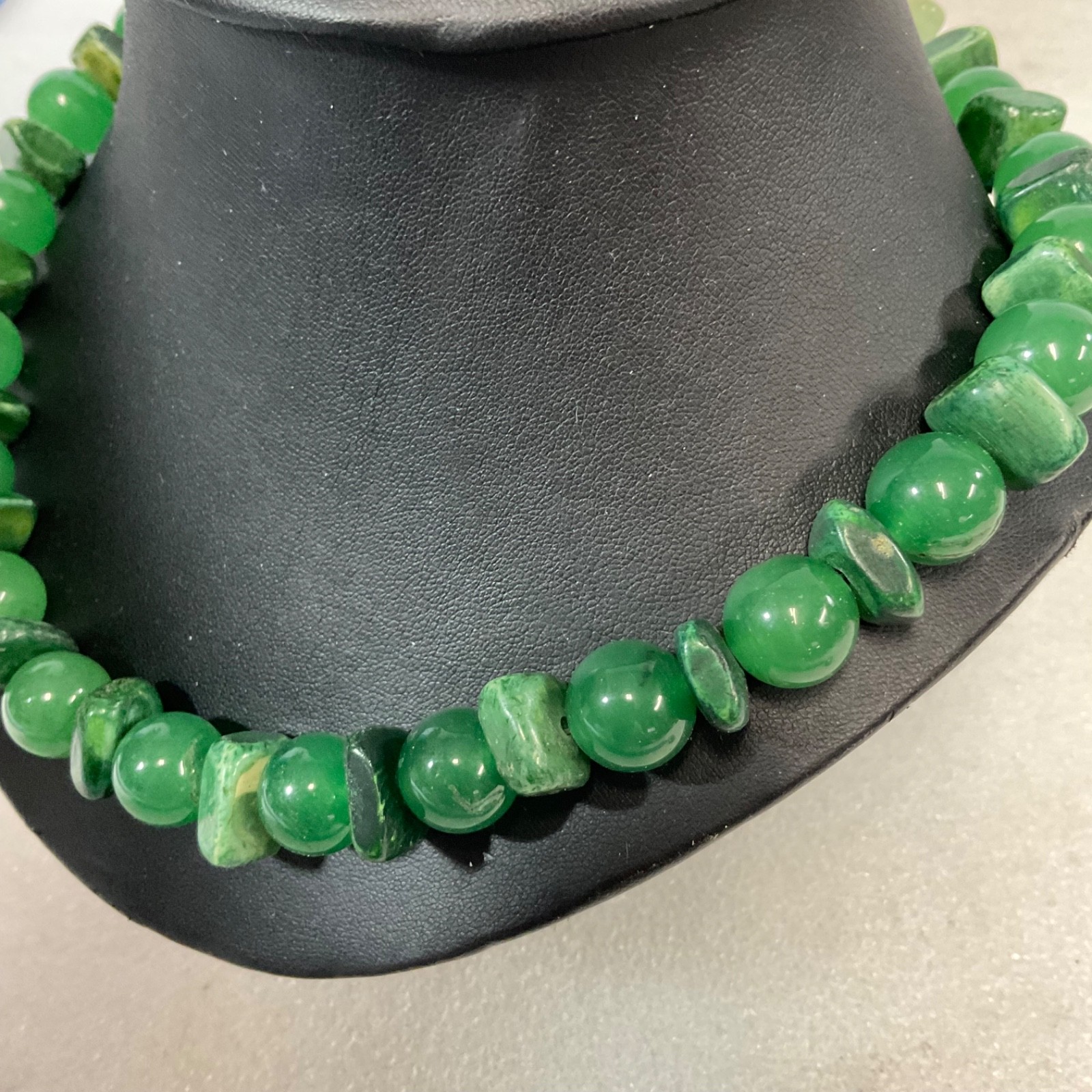 Green Jade Bead Necklace 18 in Round & Chip Beads 108.9g Gold Clasp - Image 7