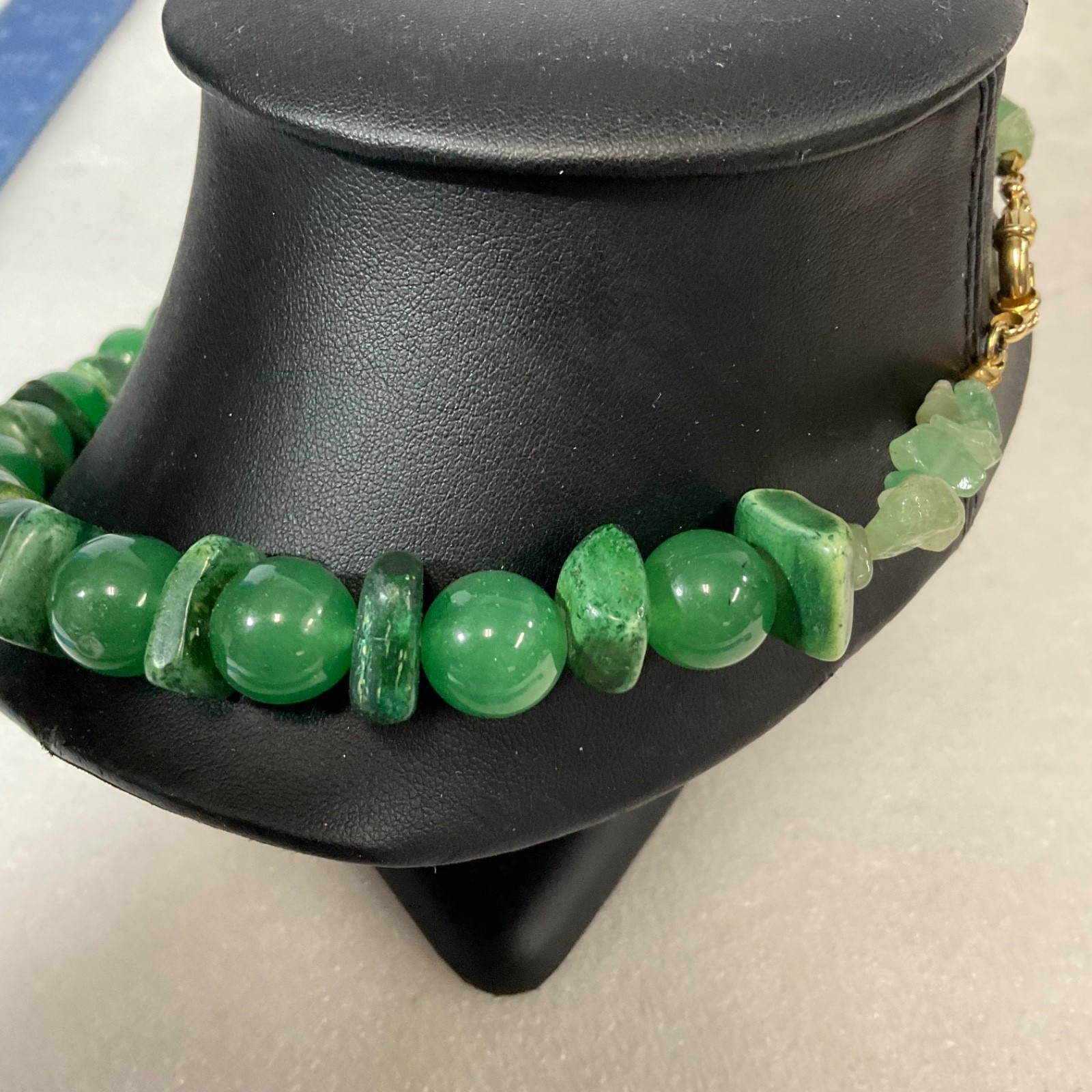 Green Jade Bead Necklace 18 in Round & Chip Beads 108.9g Gold Clasp - Image 6