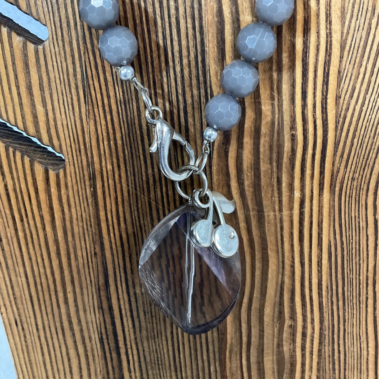 Gray Faceted Plastic Bead Necklace 20 in Teardrop Pendant 40.67g - Image 2