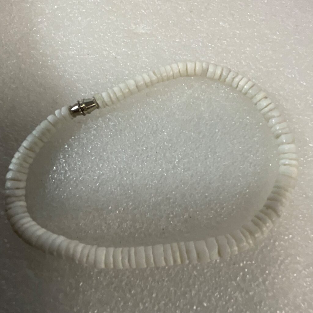 8.75in White Heishi Shell Bead Bracelet Anklet 12.09g Magnetic Clasp Beach Style - Image 1
