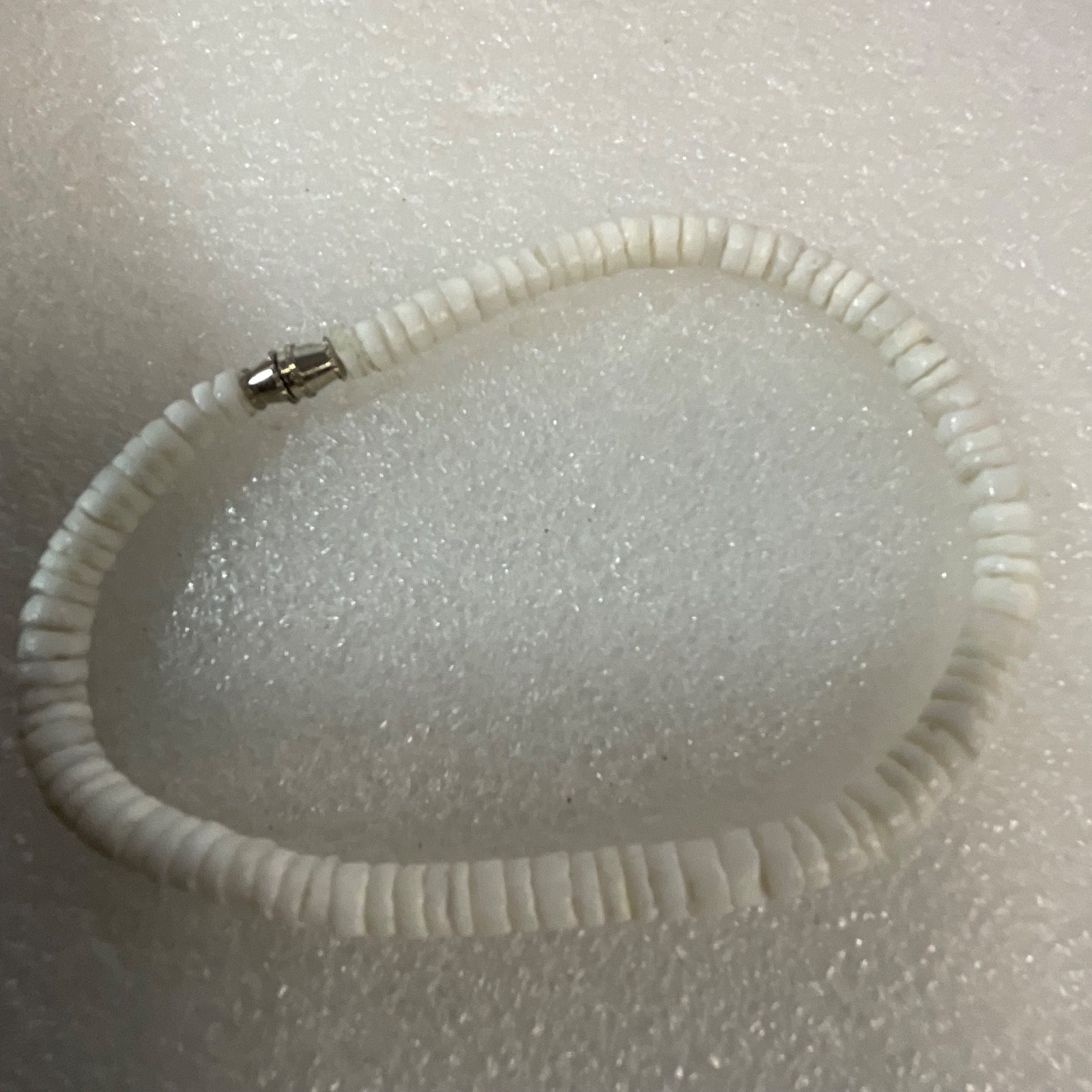 8.75in White Heishi Shell Bead Bracelet Anklet 12.09g Magnetic Clasp Beach Style - Image 1