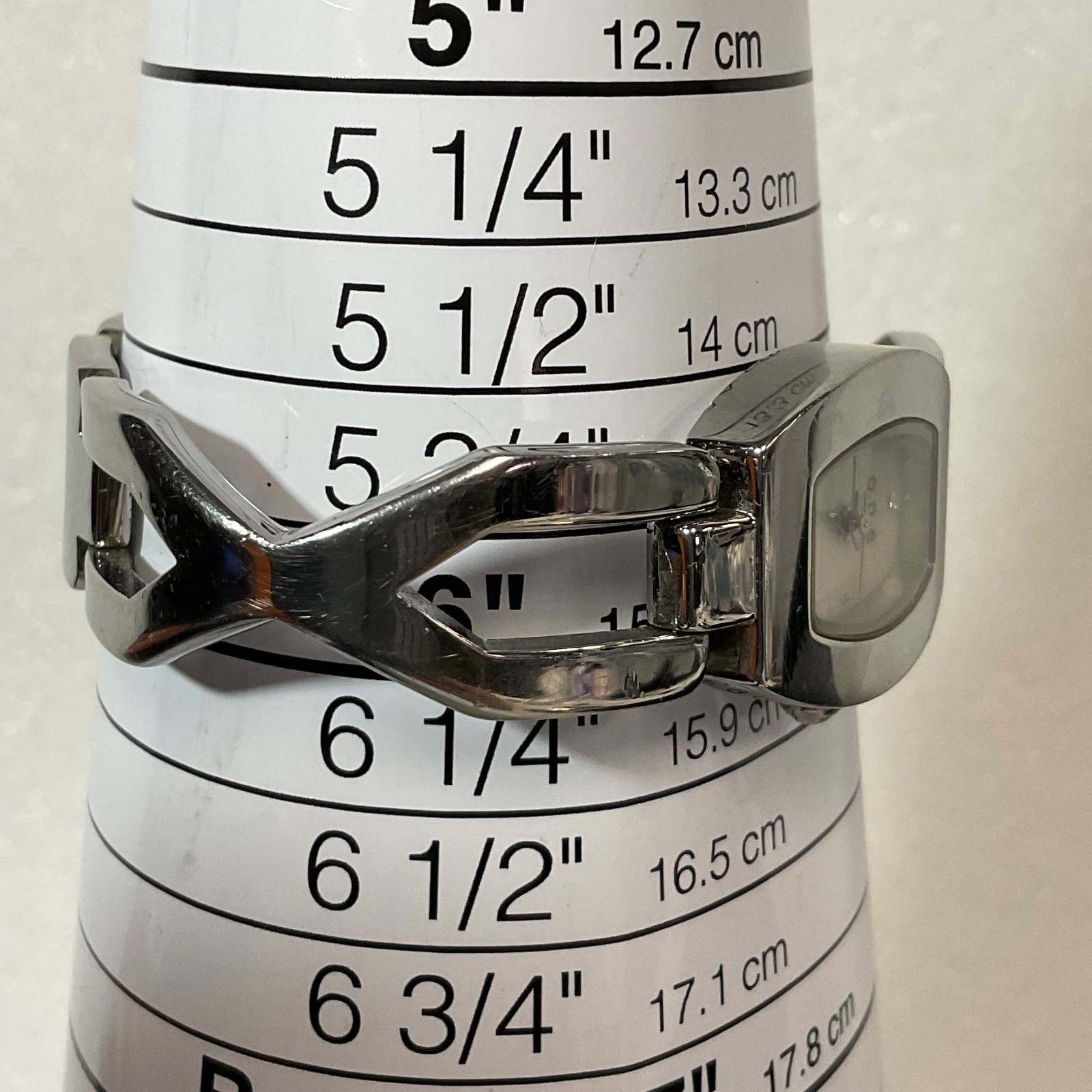 7in o.n.e Ladies Quartz Watch Stainless Steel Bracelet Style 45.96g Silver Tone - Image 3