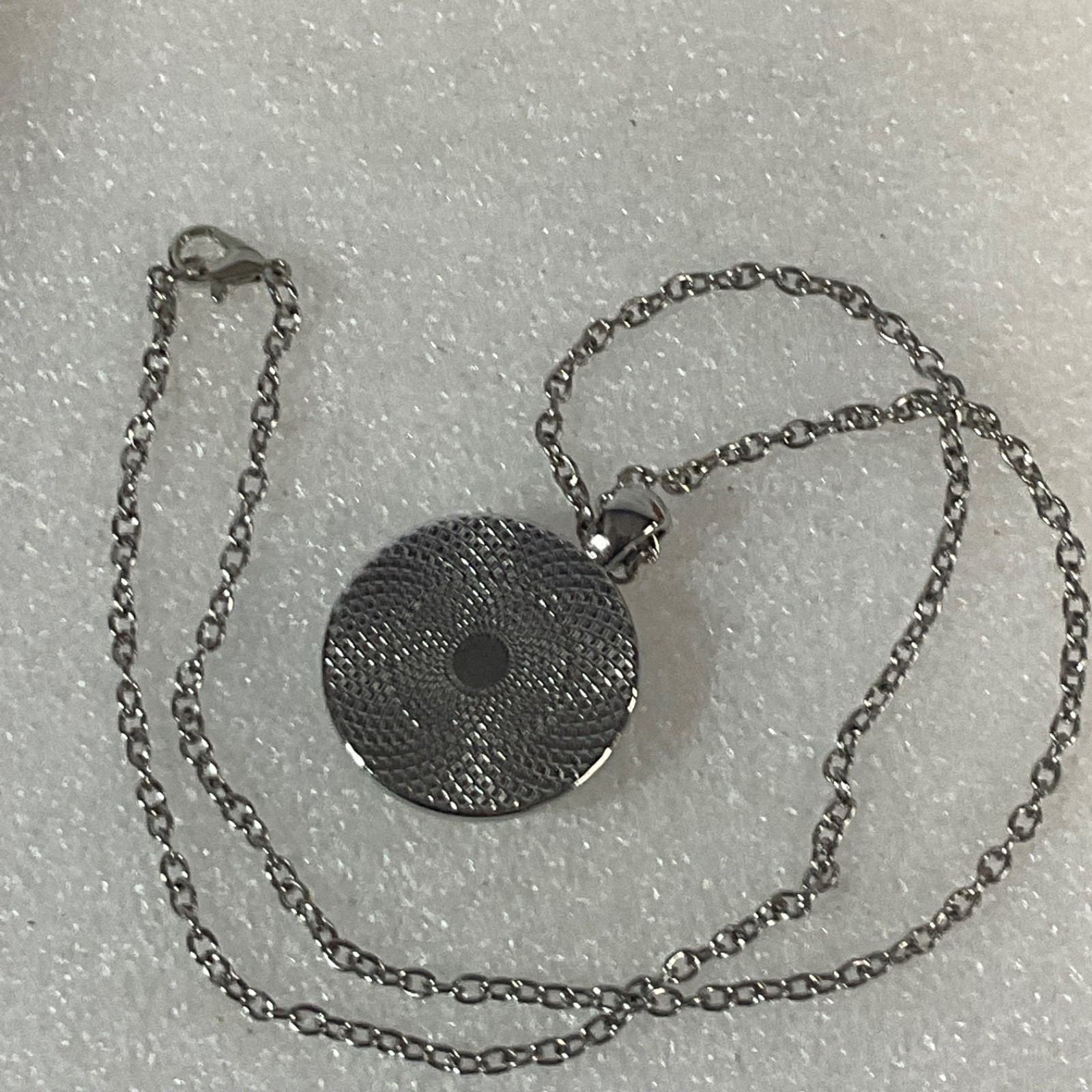 20in Silver Tone I Love You Quote Pendant Necklace Round Disc - Image 3
