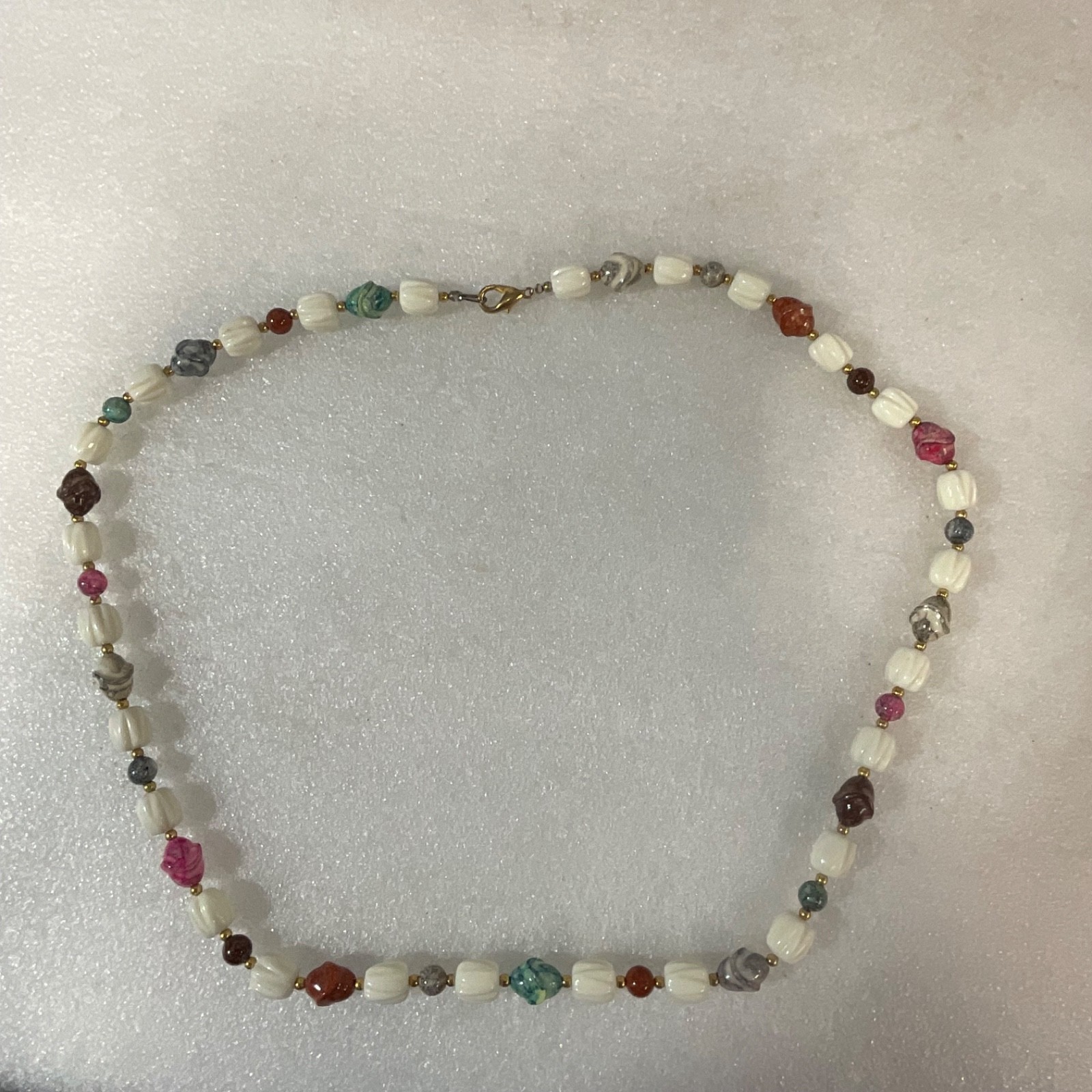 28in Multicolor Bead Necklace White Barrel Beads Gold Tone Clasp - Image 4