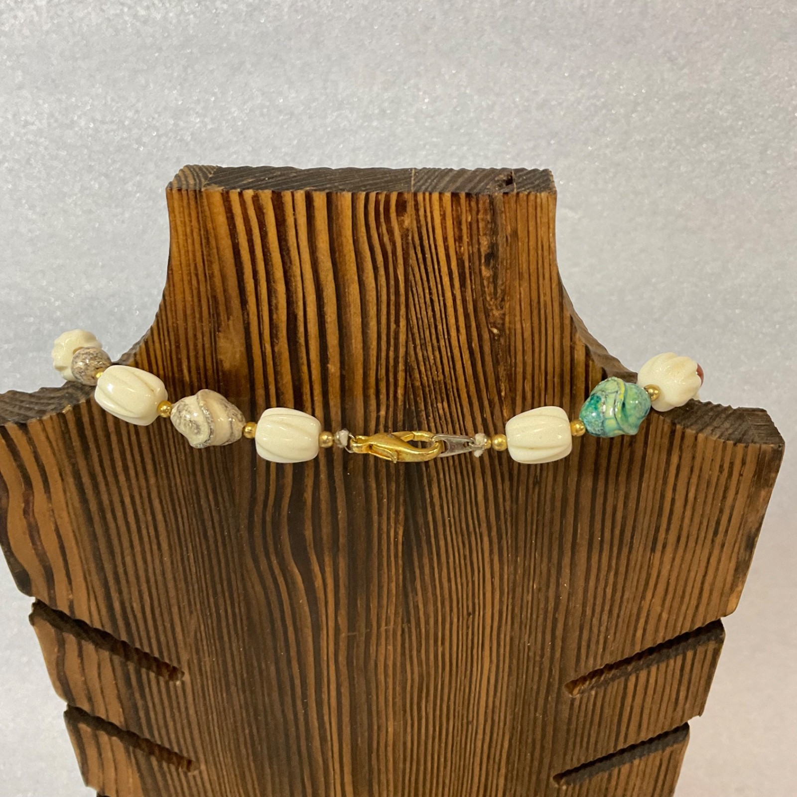 28in Multicolor Bead Necklace White Barrel Beads Gold Tone Clasp - Image 2