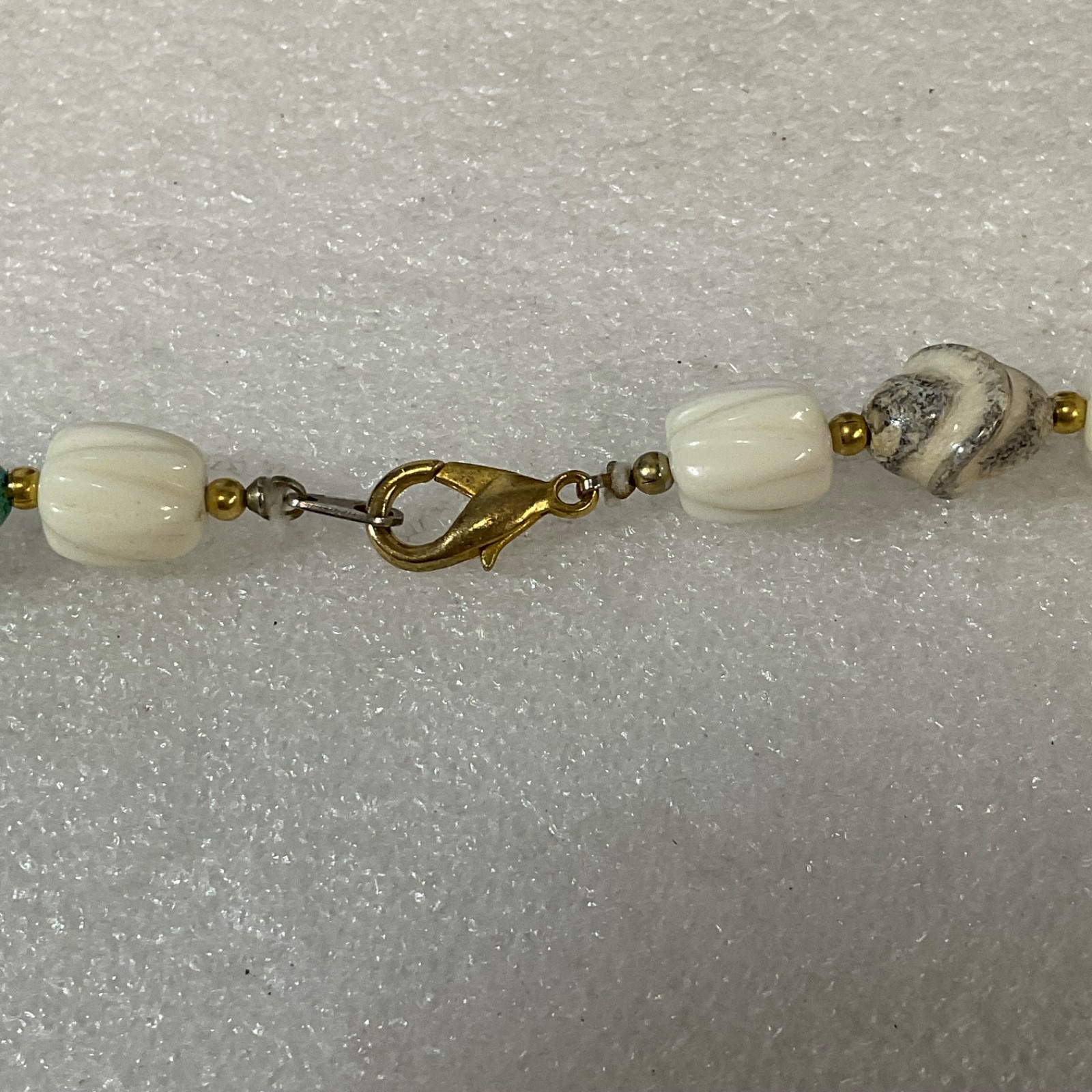 28in Multicolor Bead Necklace White Barrel Beads Gold Tone Clasp - Image 6