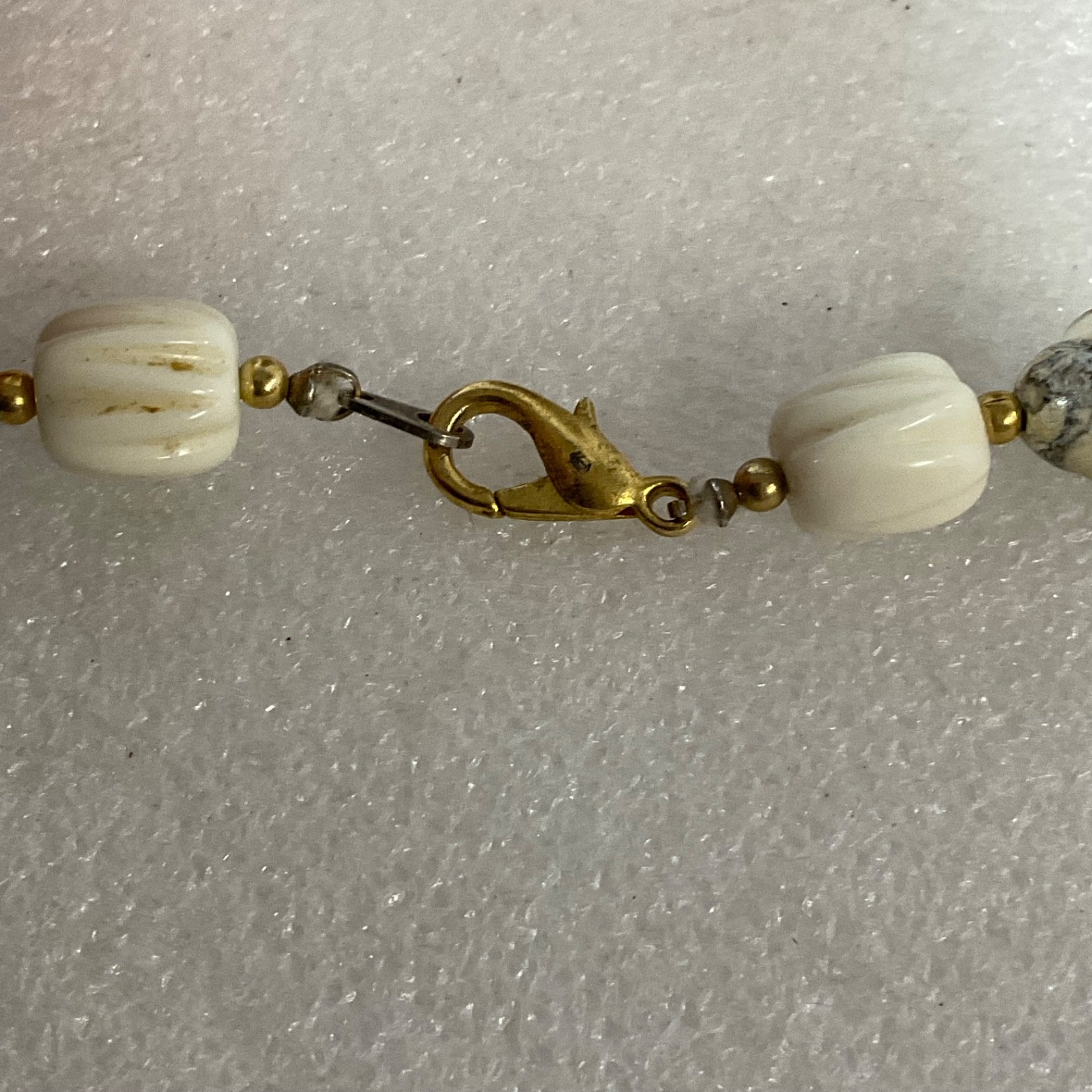 28in Multicolor Bead Necklace White Barrel Beads Gold Tone Clasp - Image 7