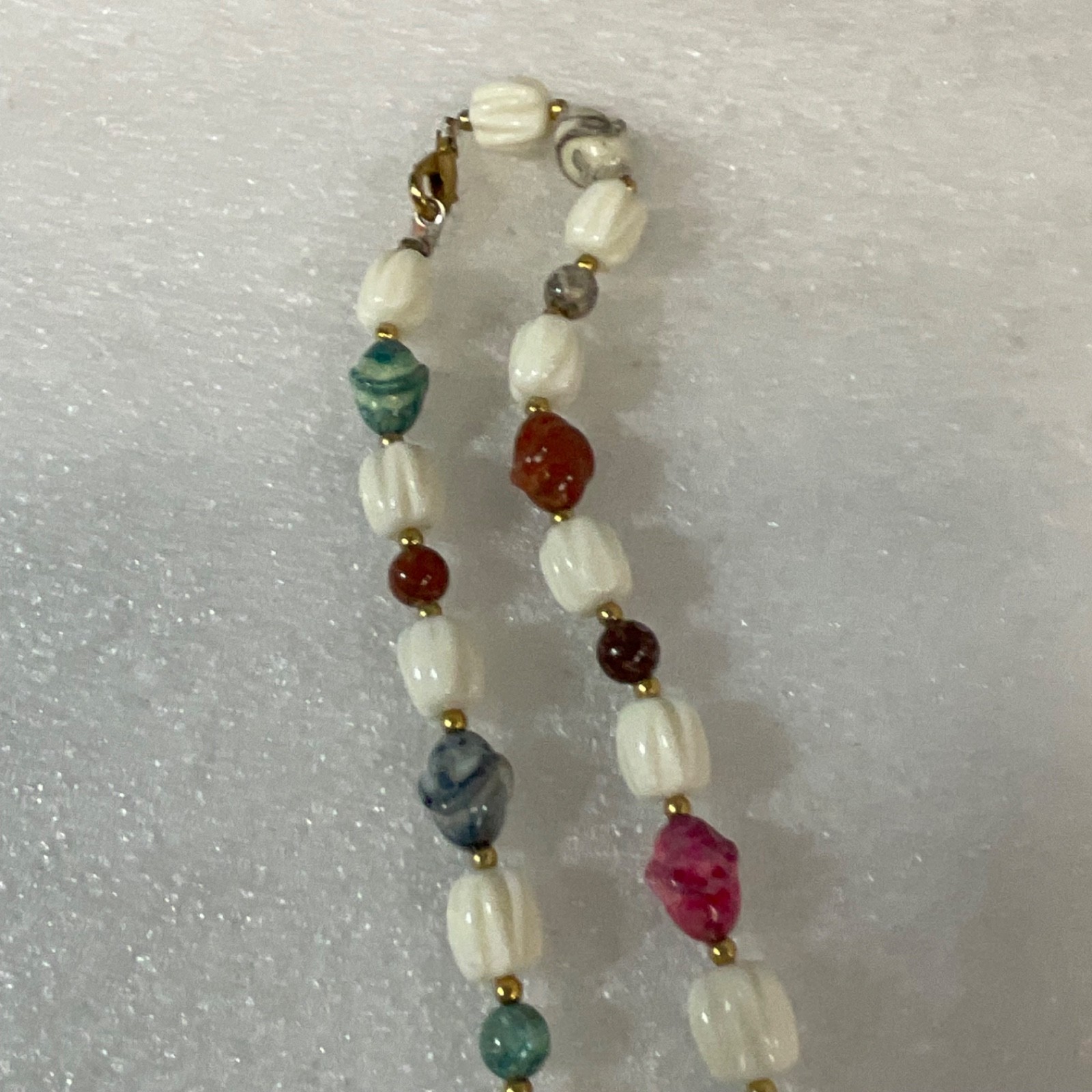 28in Multicolor Bead Necklace White Barrel Beads Gold Tone Clasp - Image 8
