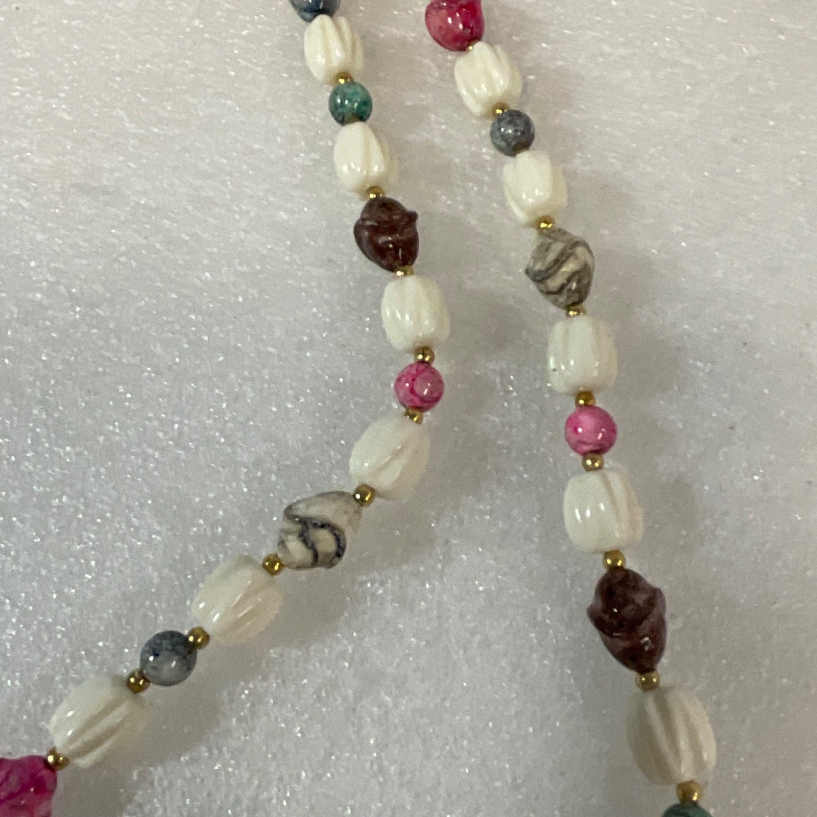 28in Multicolor Bead Necklace White Barrel Beads Gold Tone Clasp - Image 9