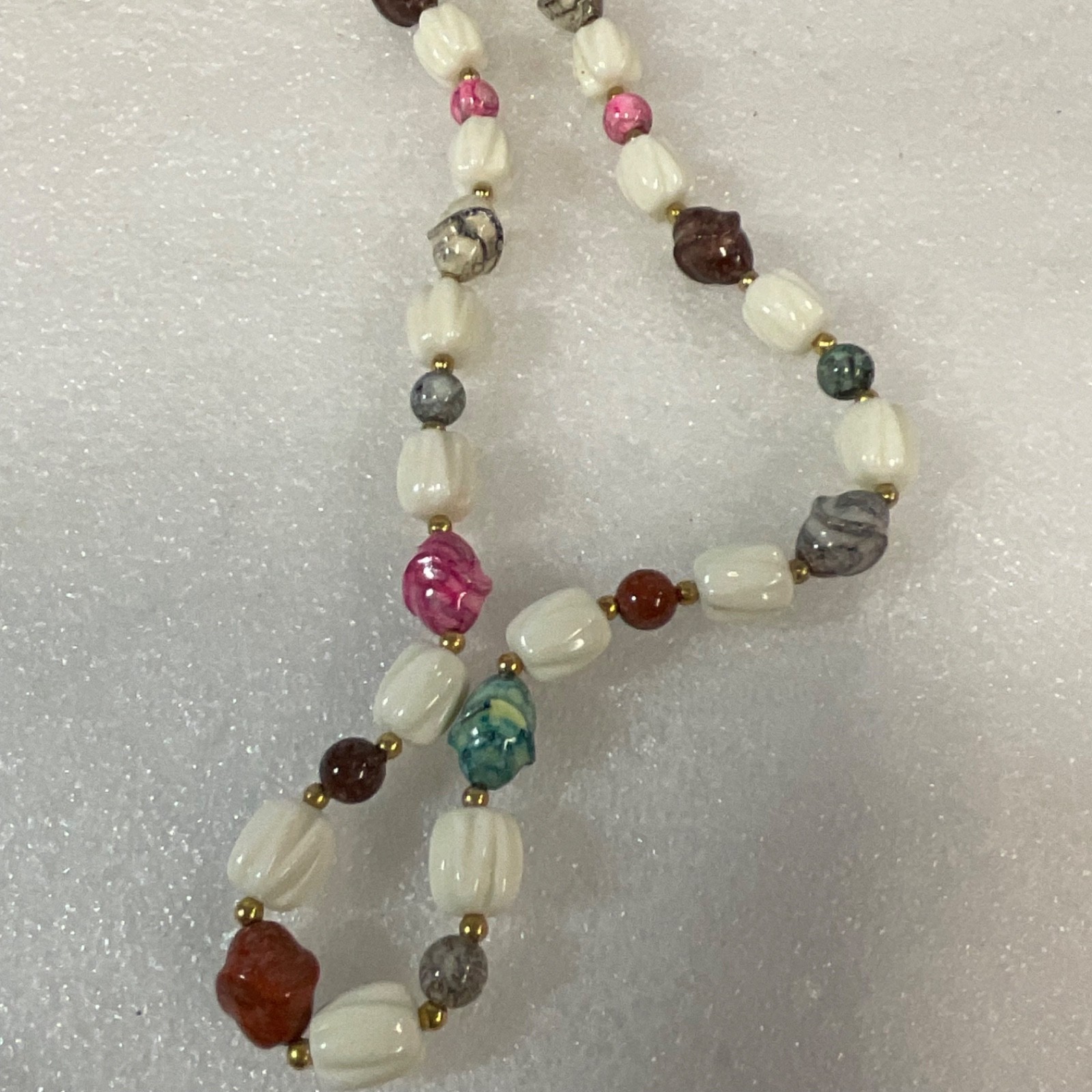 28in Multicolor Bead Necklace White Barrel Beads Gold Tone Clasp - Image 10