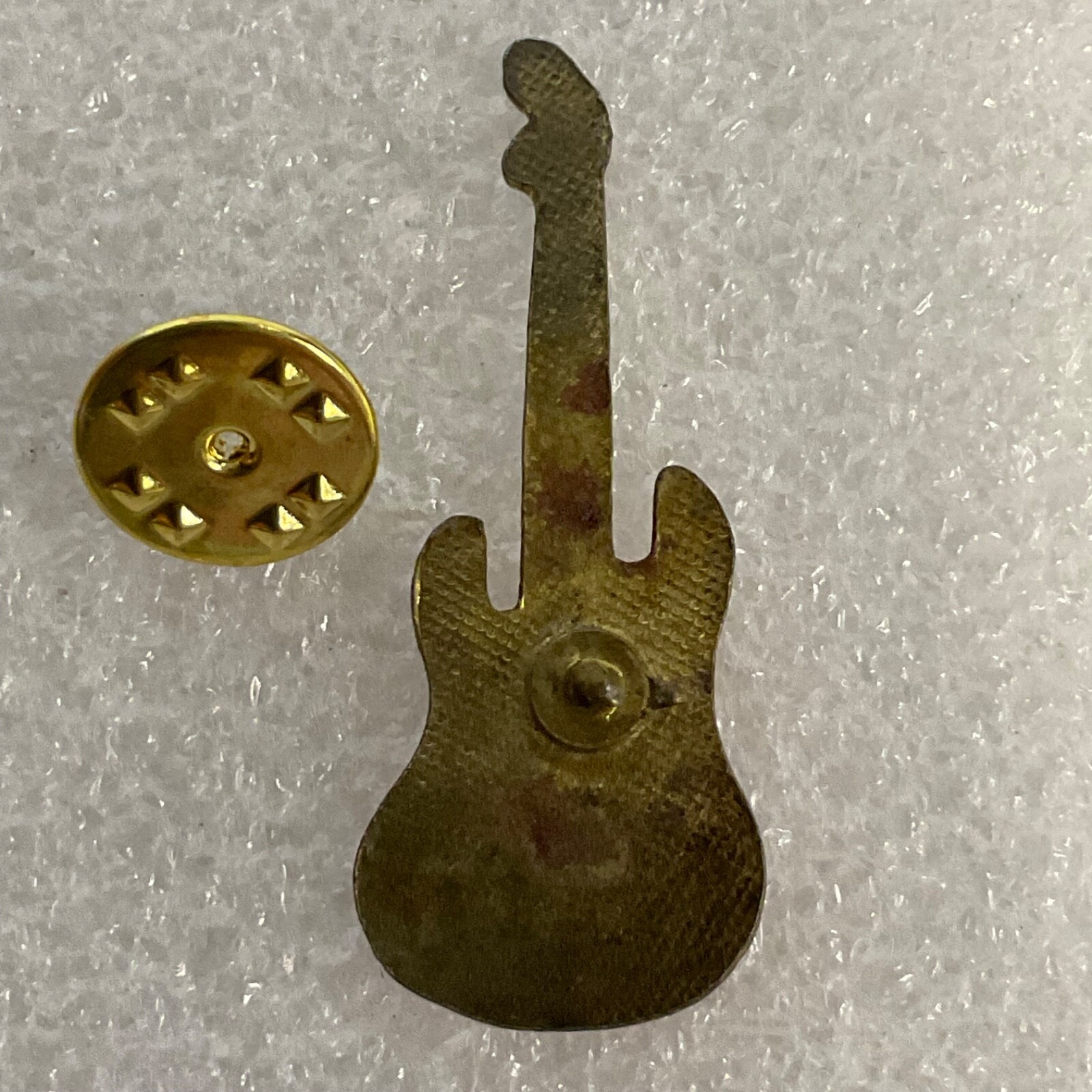 Foreigner Red & Gold Guitar Vintage 1.5” Pin GnuCollectibles - Image 4