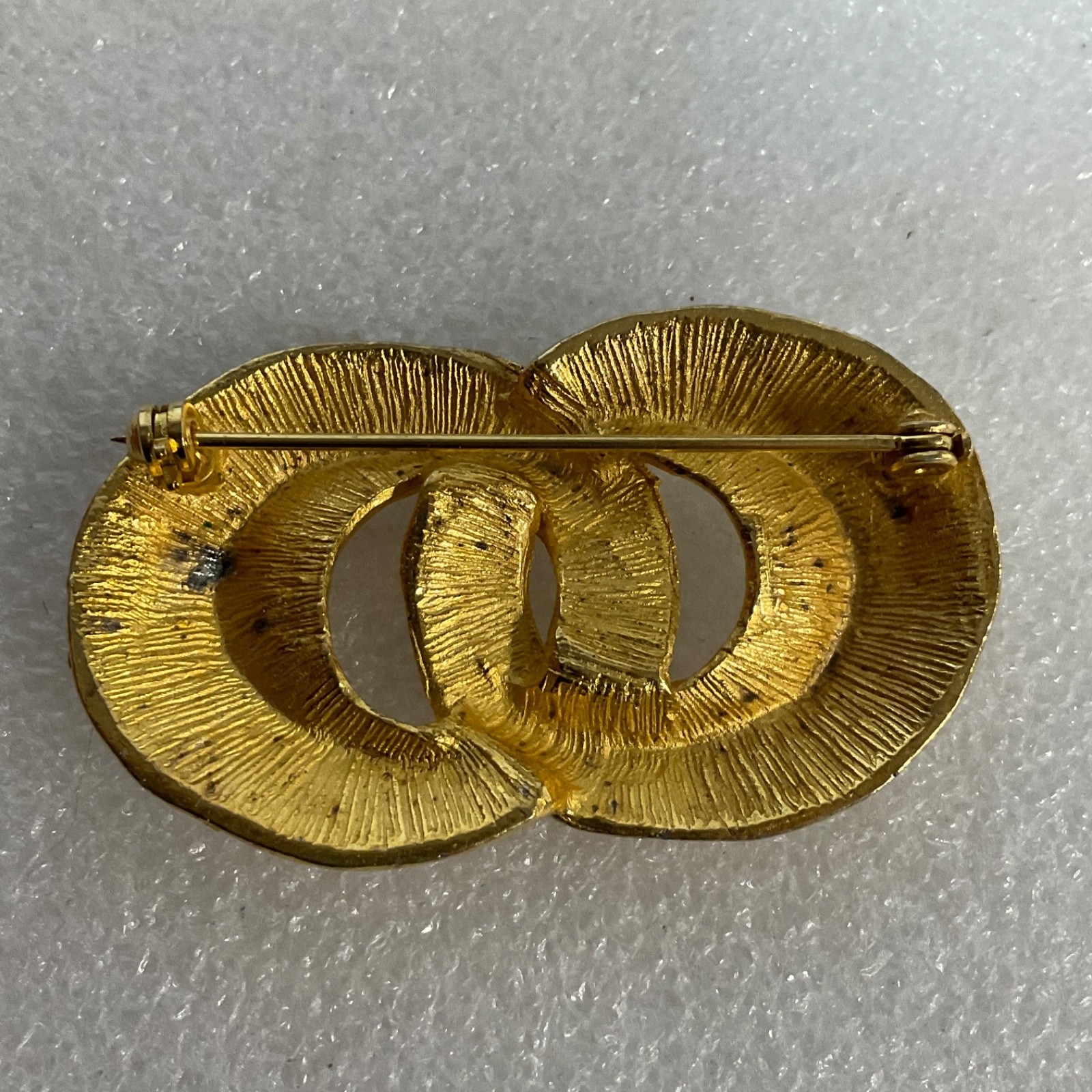 Gold Tone Interlocking Circle Brooch 1.75in Textured 15.84g - Image 2