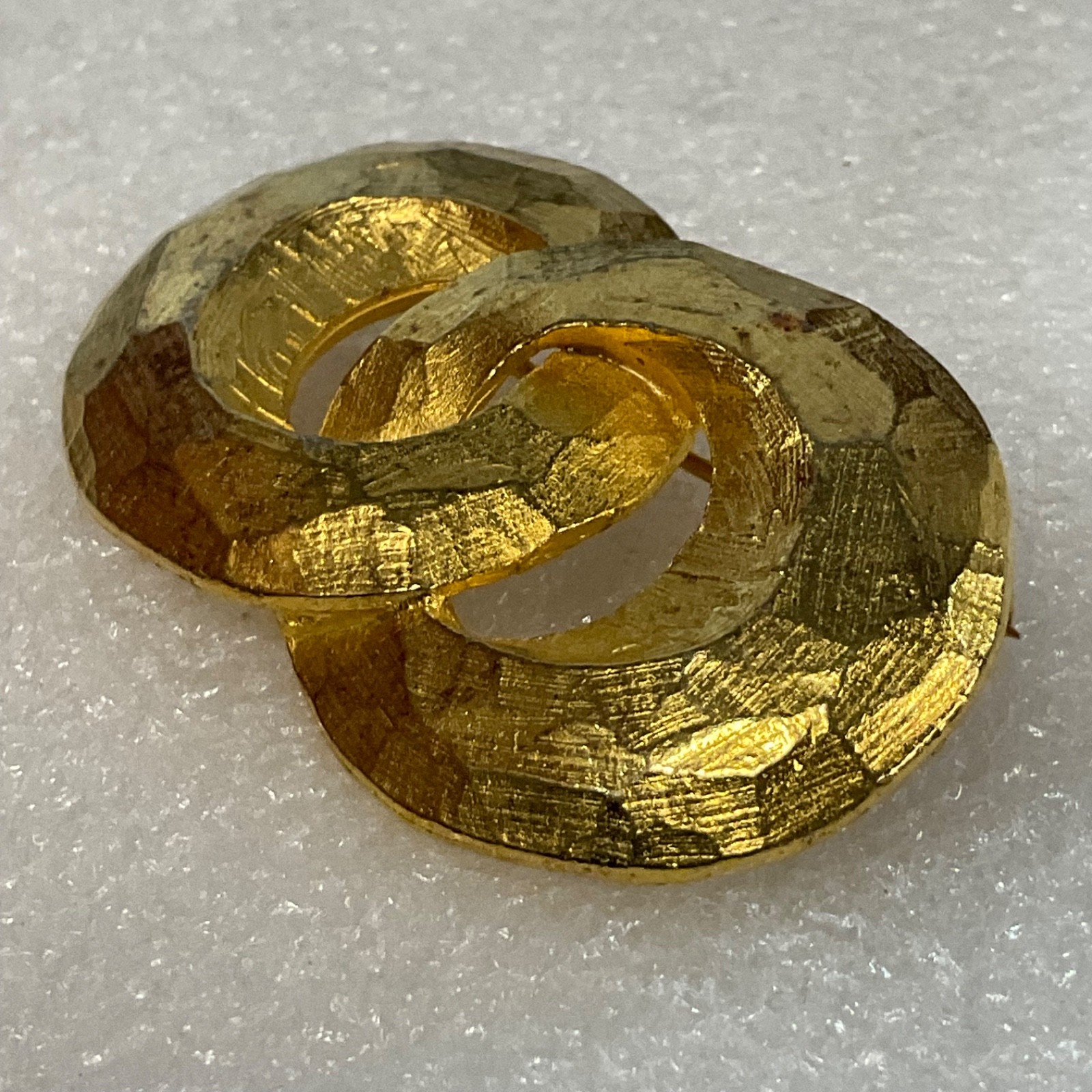 Gold Tone Interlocking Circle Brooch 1.75in Textured 15.84g - Image 4