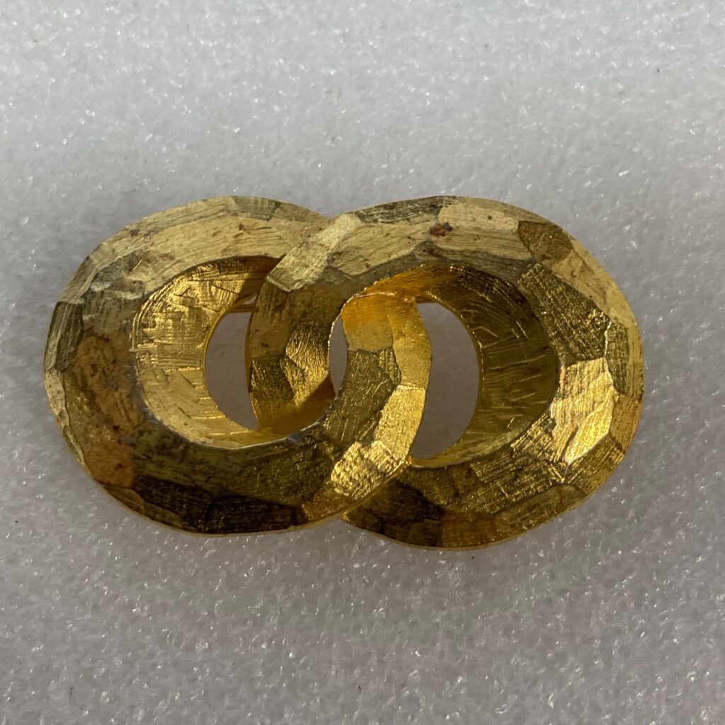 Gold Tone Interlocking Circle Brooch 1.75in Textured 15.84g - Image 1
