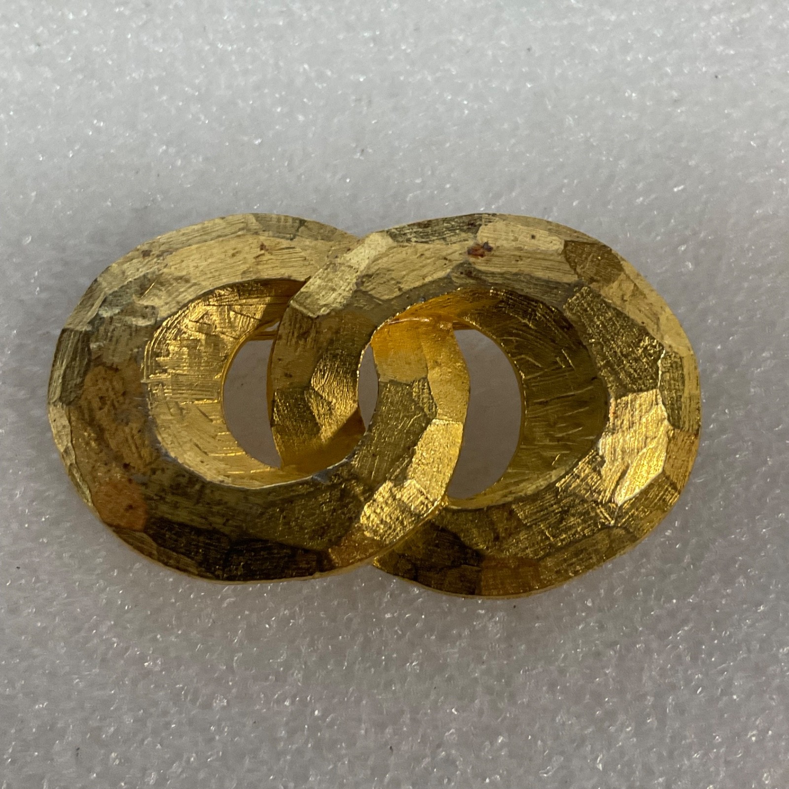 Gold Tone Interlocking Circle Brooch 1.75in Textured 15.84g - Image 1