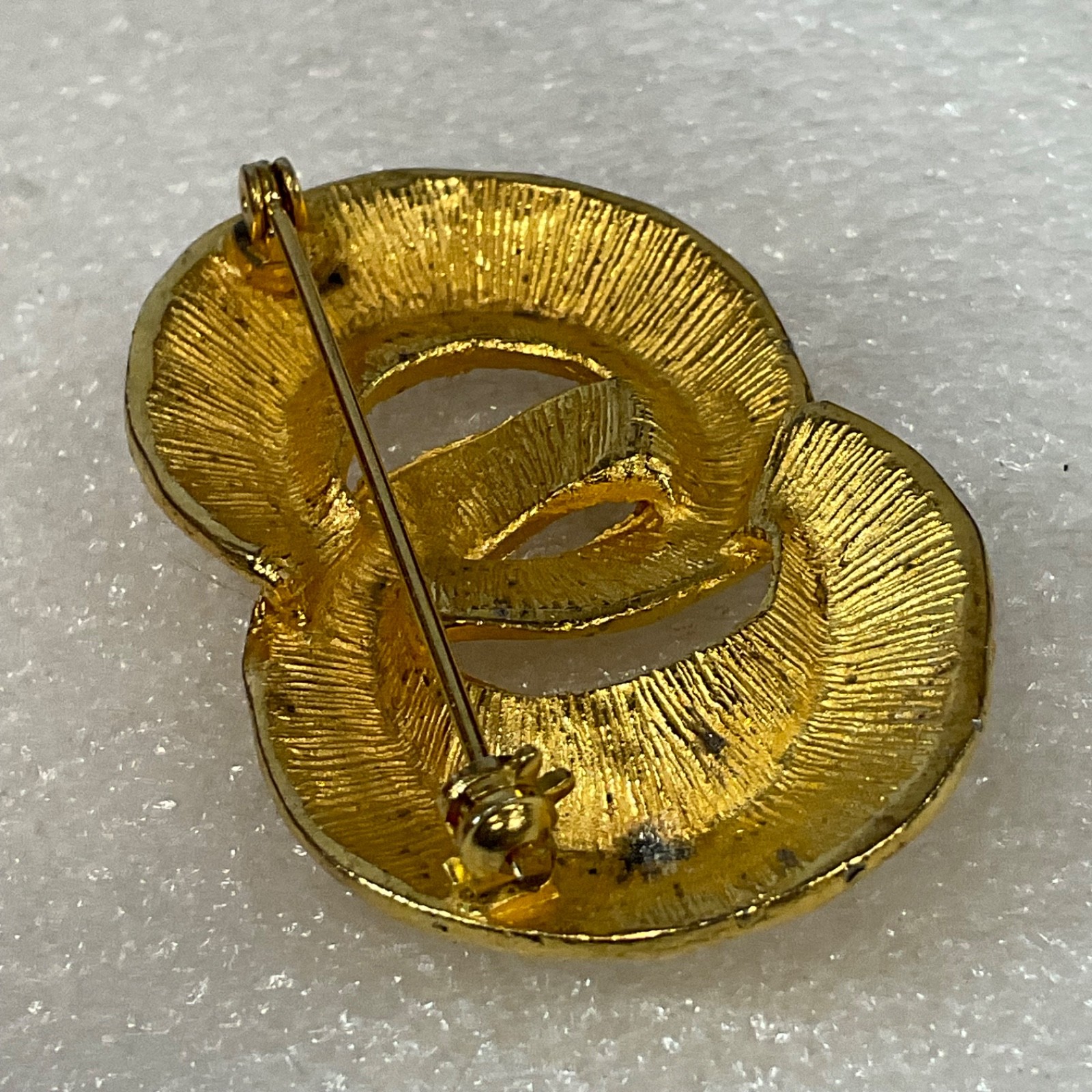 Gold Tone Interlocking Circle Brooch 1.75in Textured 15.84g - Image 3