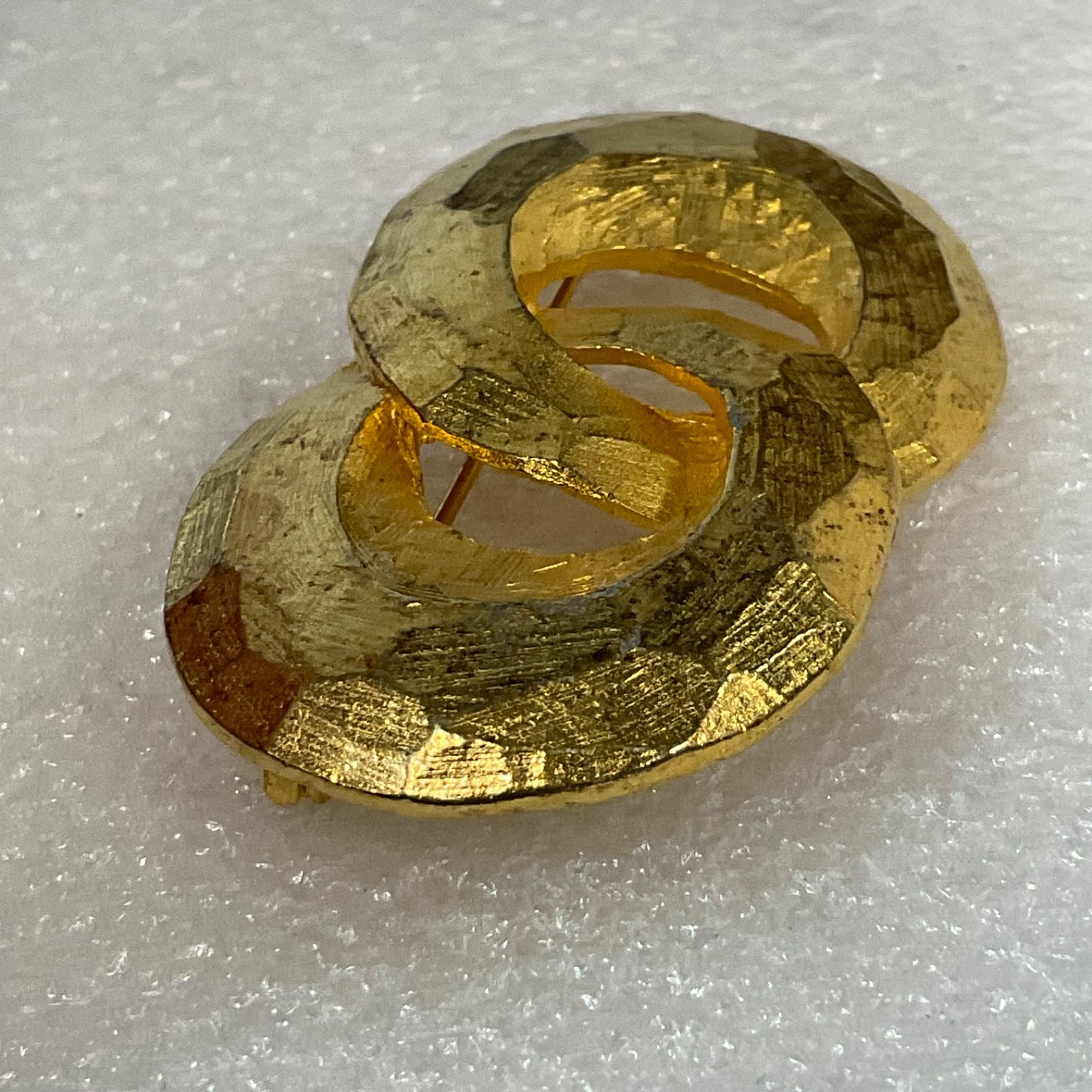 Gold Tone Interlocking Circle Brooch 1.75in Textured 15.84g - Image 5