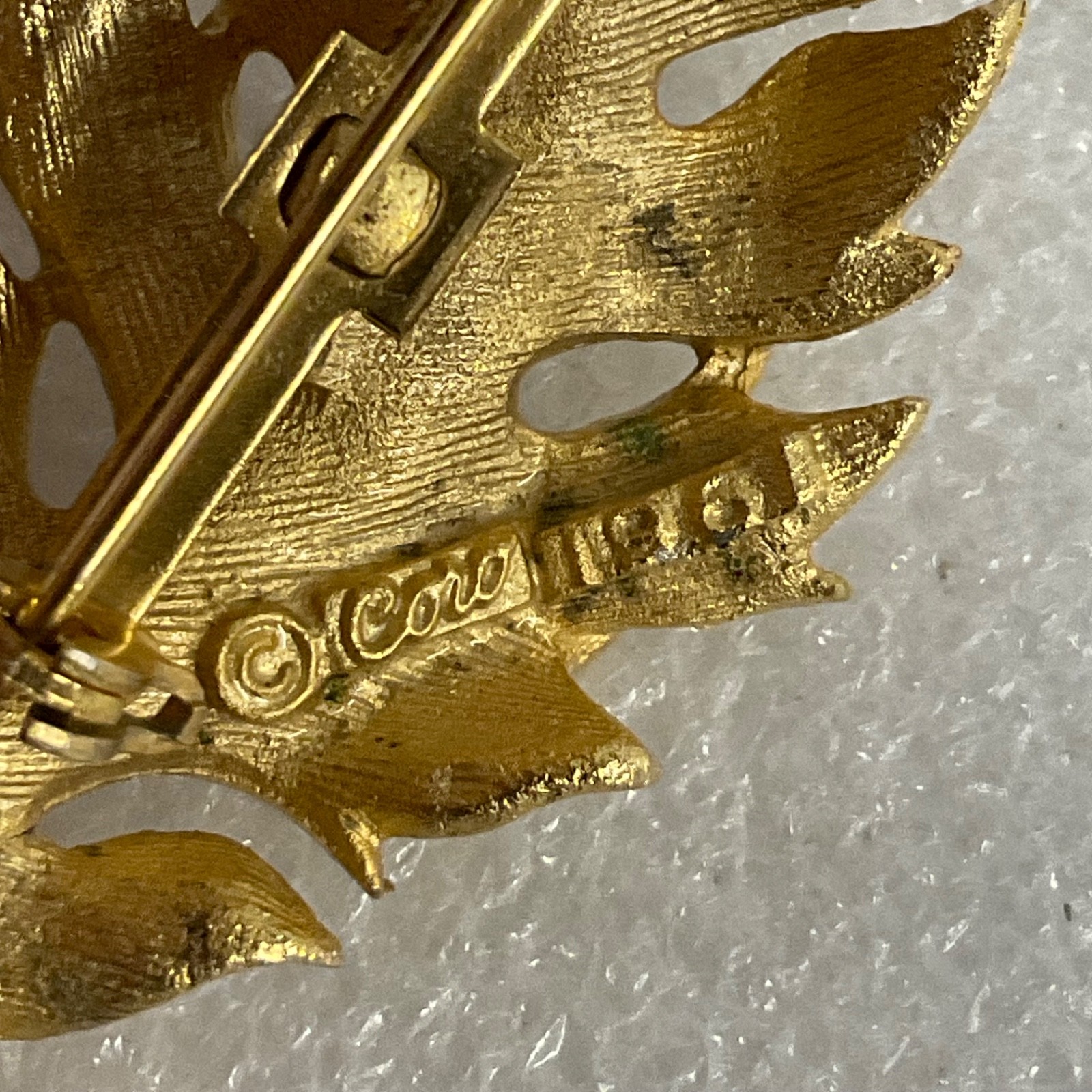 Coro 1961 Gold Tone Leaf Brooch Pin 3in Textured Design 14.74g - Image 4