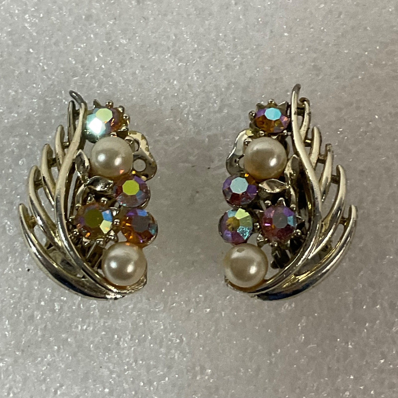 Lisner Gold Tone Aurora Borealis Rhinestone Pearl Clip On Earrings 1in - Image 5