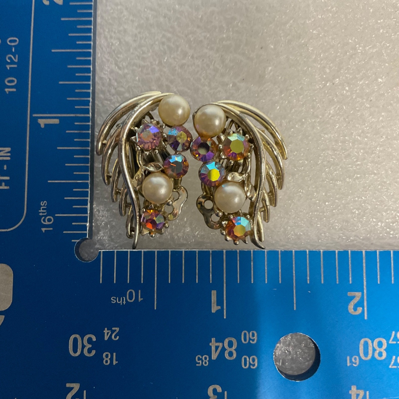 Lisner Gold Tone Aurora Borealis Rhinestone Pearl Clip On Earrings 1in - Image 10