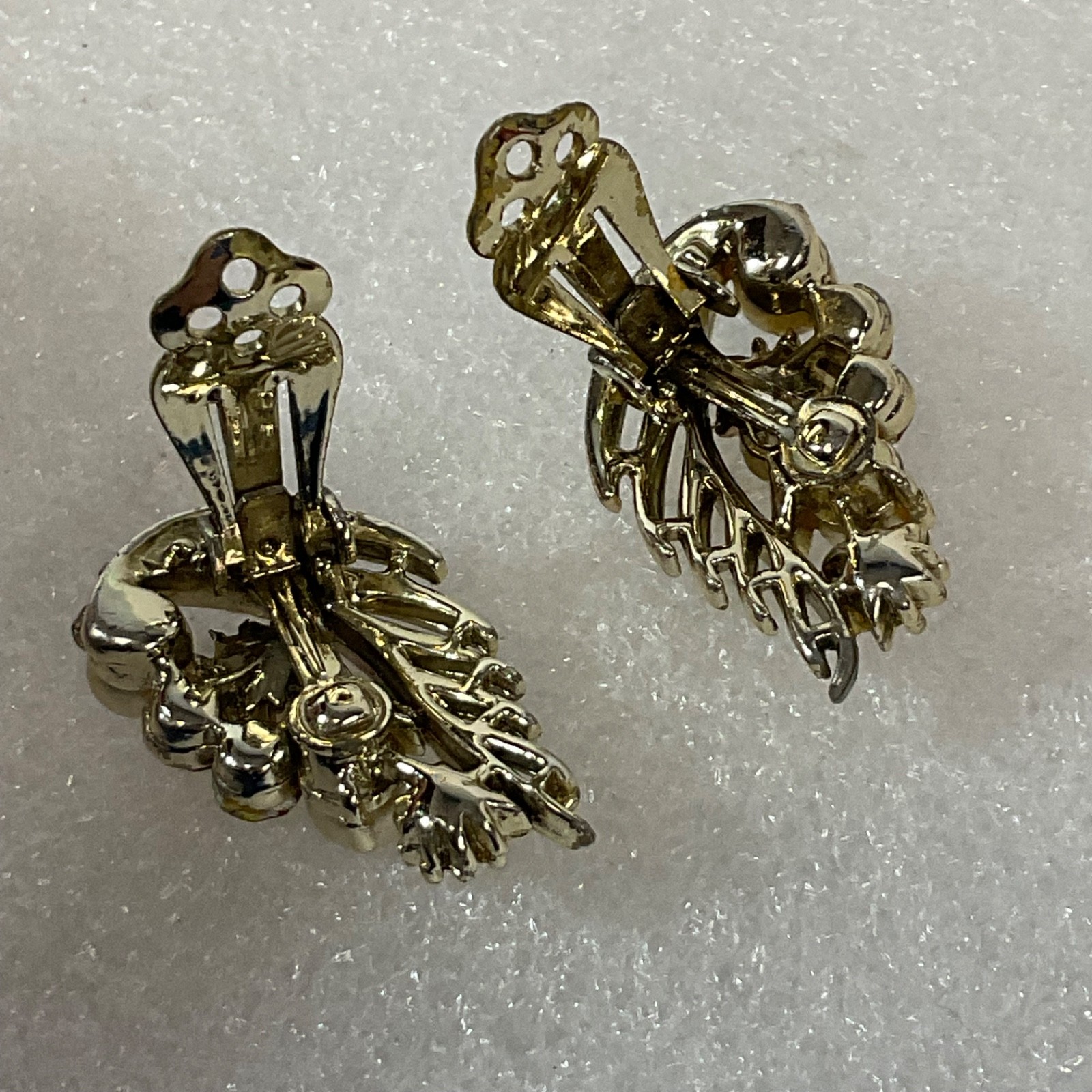 Lisner Gold Tone Aurora Borealis Rhinestone Pearl Clip On Earrings 1in - Image 7