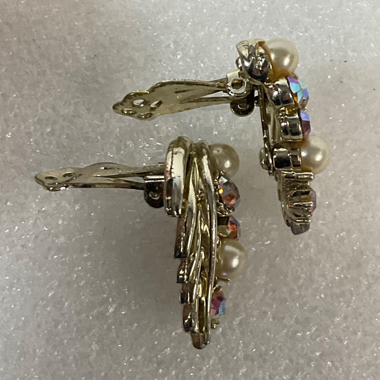 Lisner Gold Tone Aurora Borealis Rhinestone Pearl Clip On Earrings 1in - Image 9